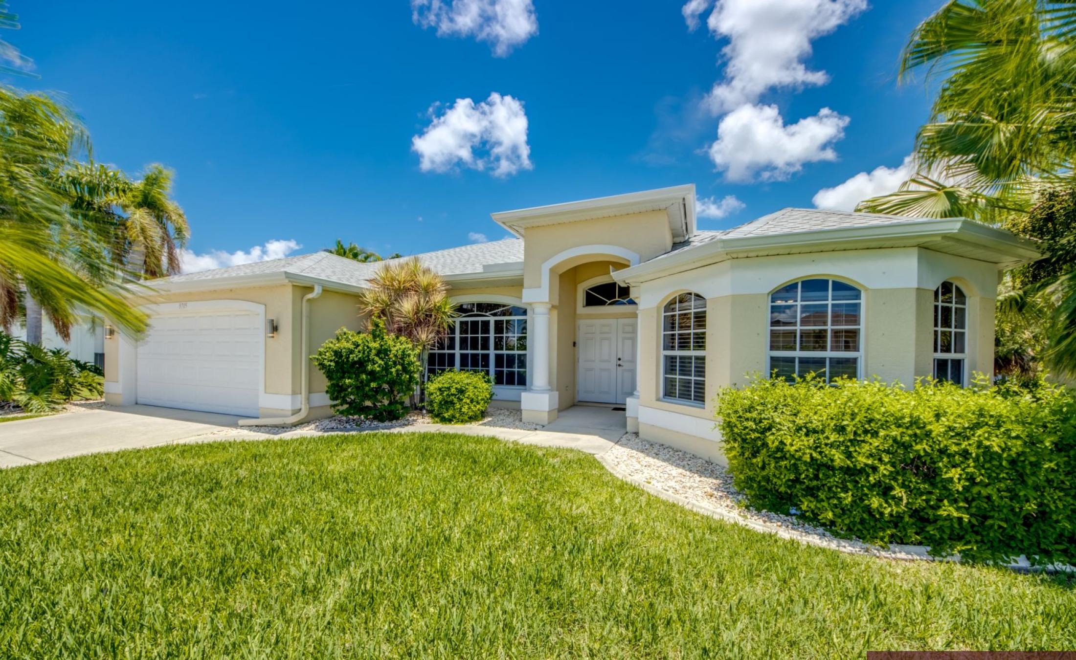 Stilvolle Villa am Frischwasserkanal mit Bootsdock, Pool und Spa.