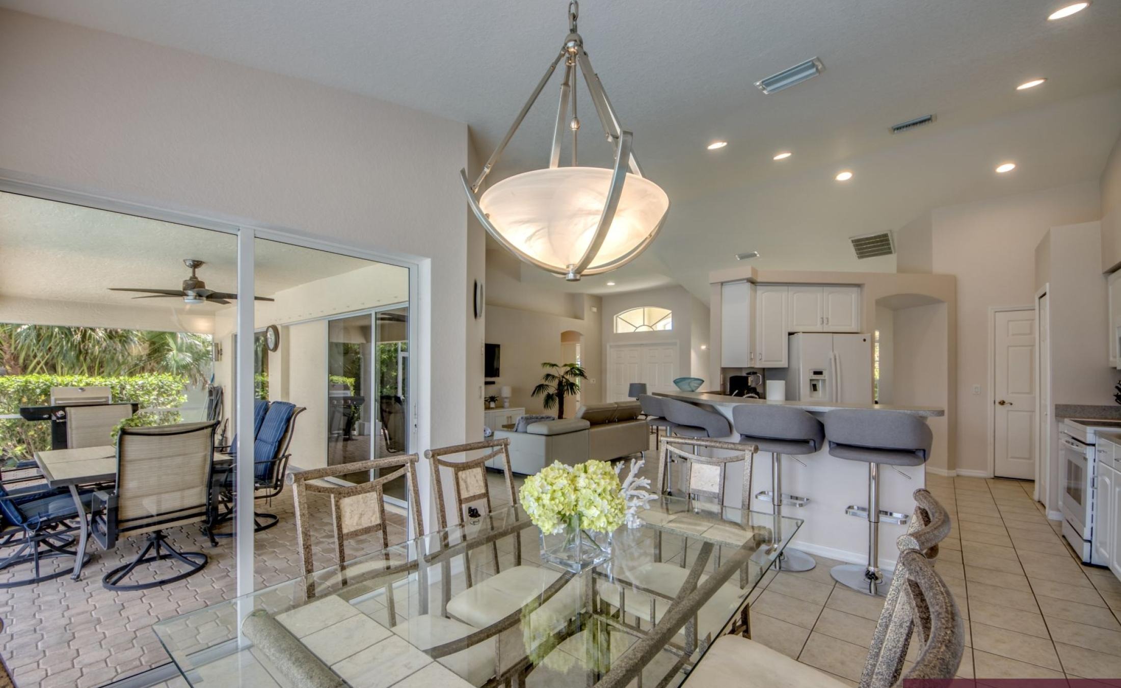 Terrasse am Kanal mit beheiztem Pool, Spa und Bootsdock.