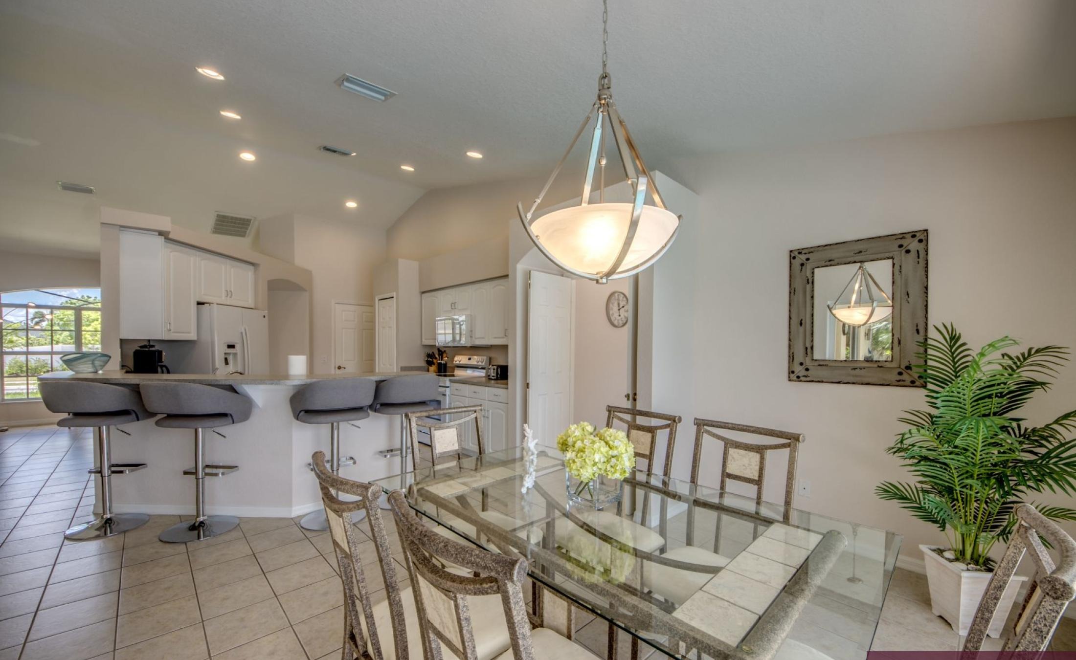 Terrasse mit beheiztem Pool und Spa am Kanal mit Bootsdock.