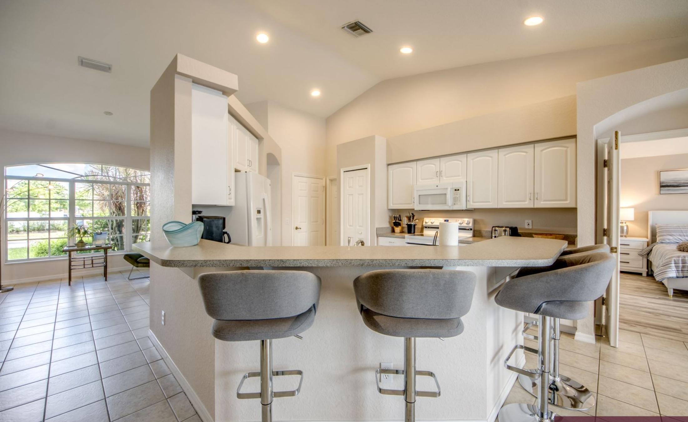 Große Terrasse mit Blick auf den Frischwasser-Kanal und privatem Bootsdock.