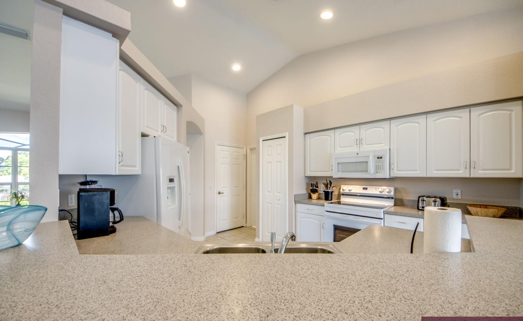 Terrasse mit beheiztem Pool und Spa am Kanal mit Bootsdock.