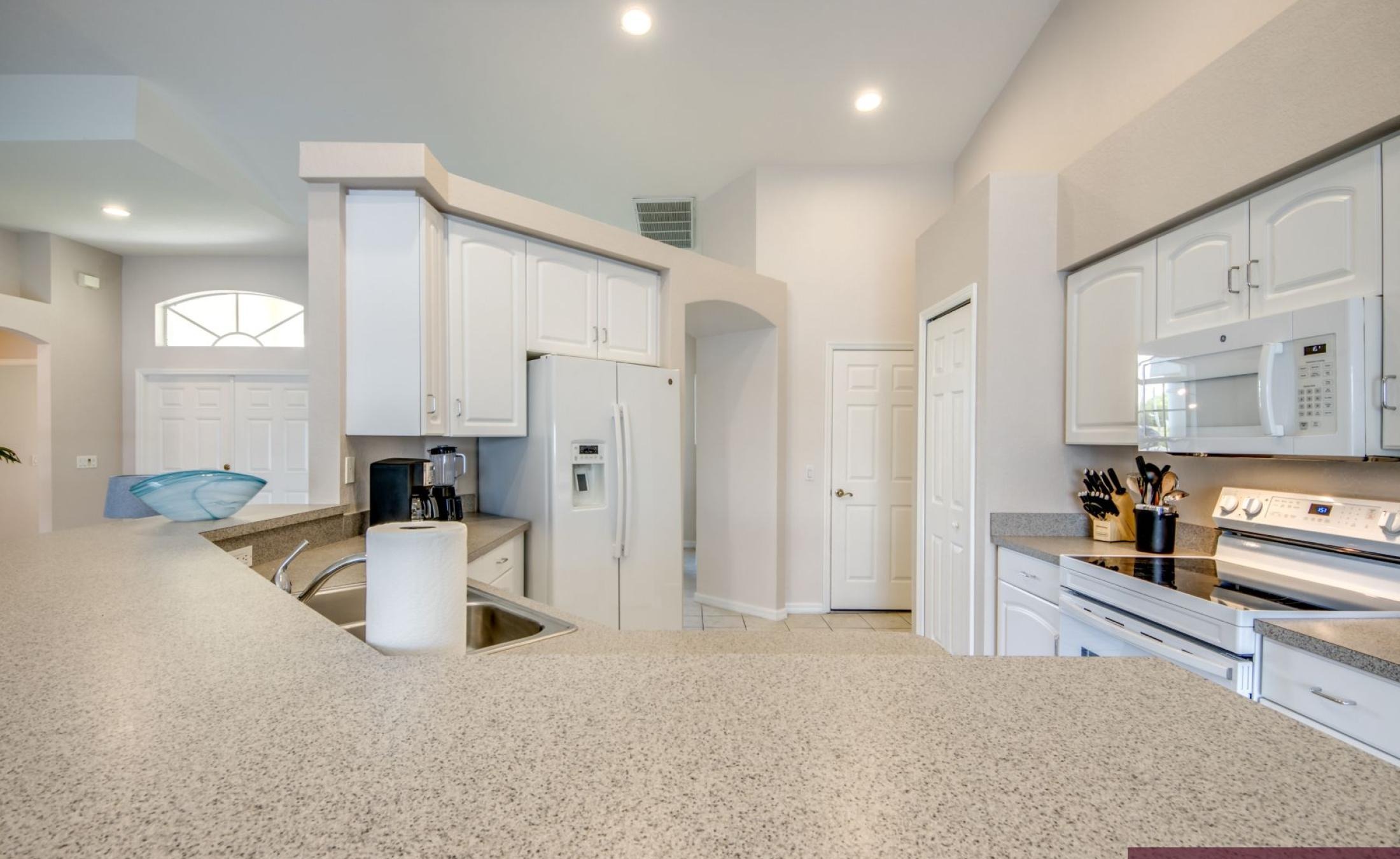 Große Terrasse mit Blick auf den Frischwasser-Kanal und Bootsdock.