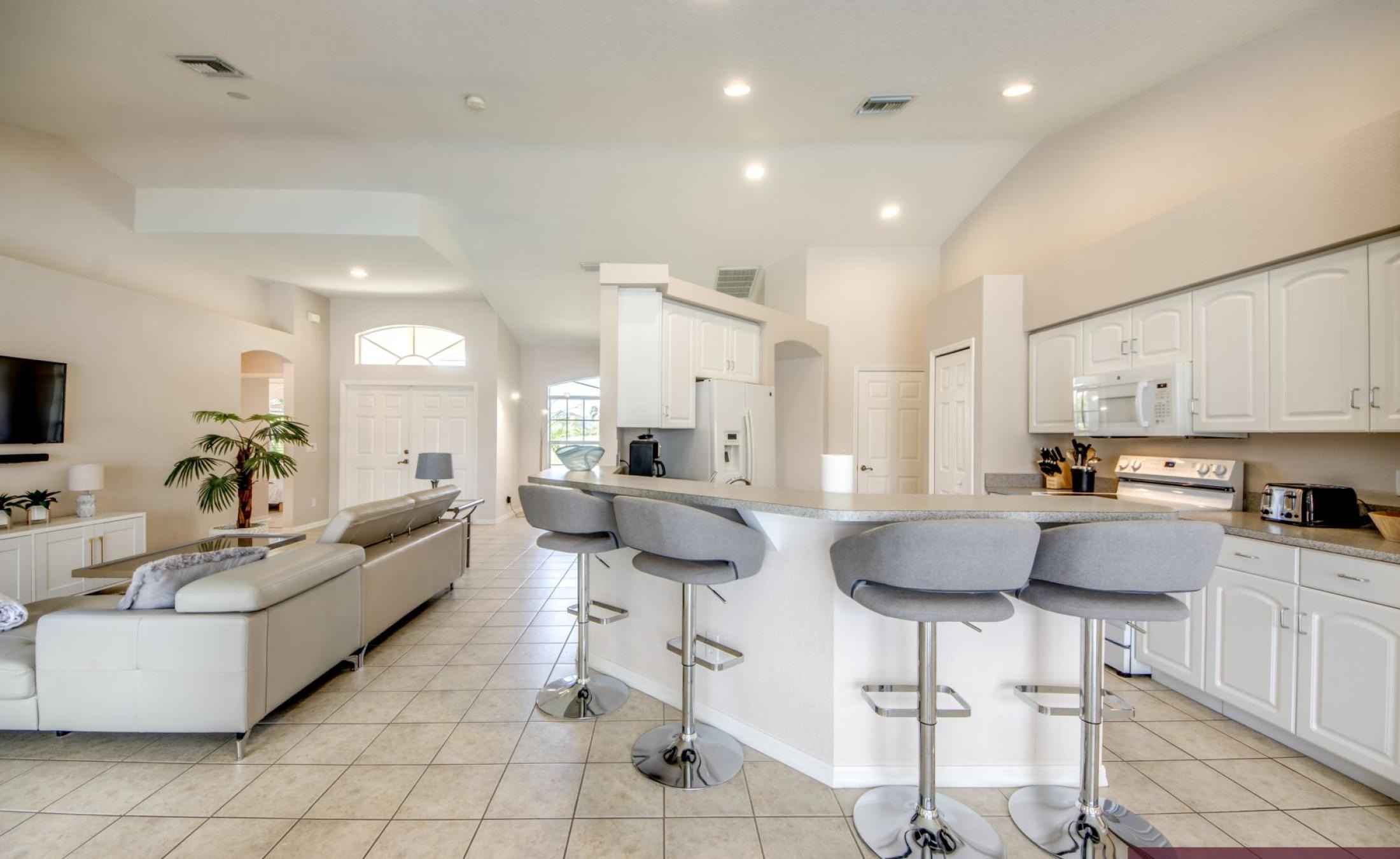 Terrasse am Kanal mit beheiztem Pool, Spa und Bootsdock.