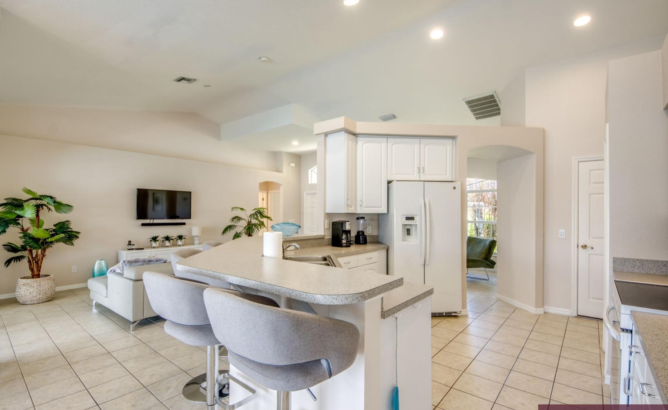 Terrasse am Kanal mit Pool, Spa und Bootsdock.