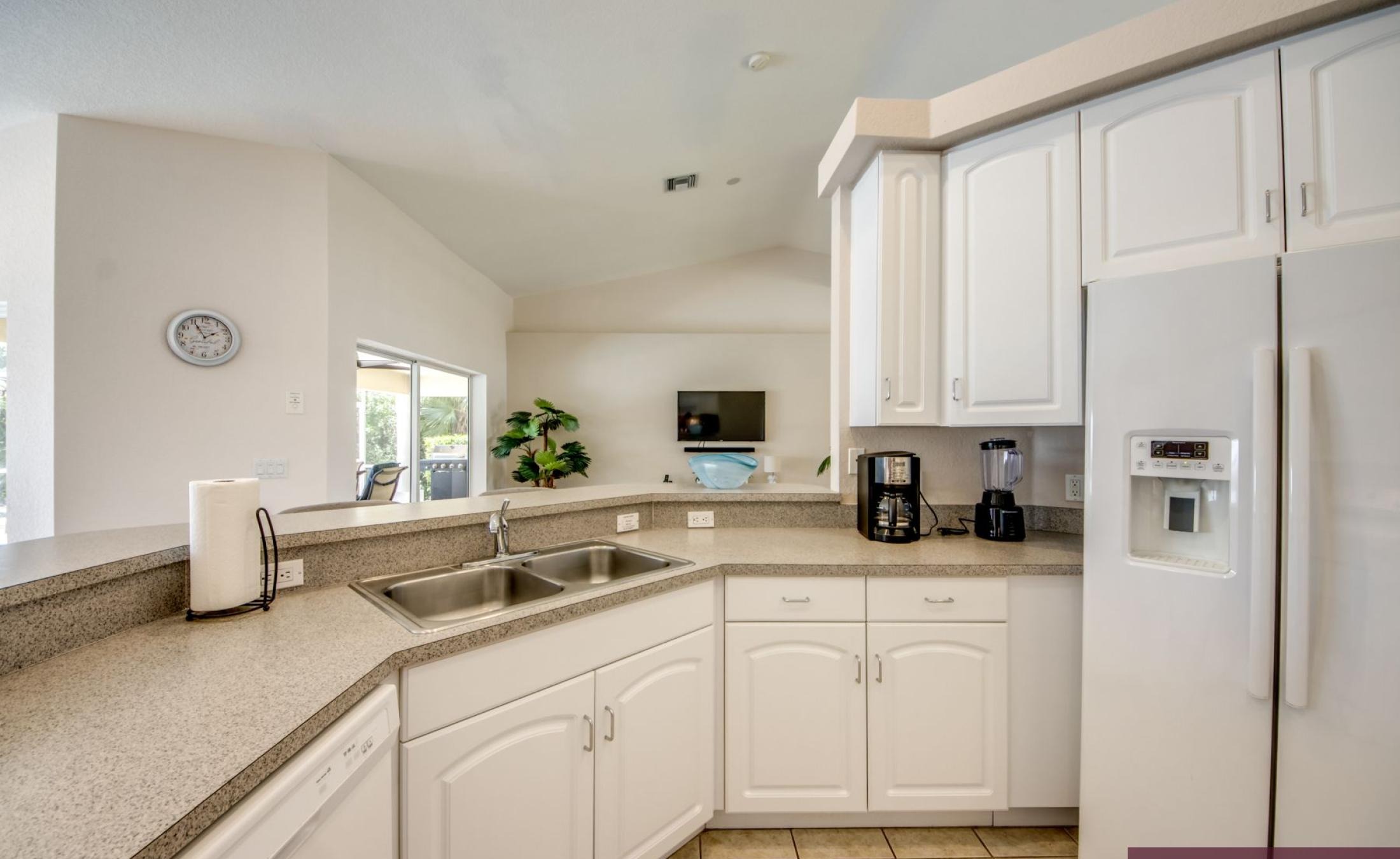 Terrasse am Kanal mit Pool, Spa und Bootsdock.