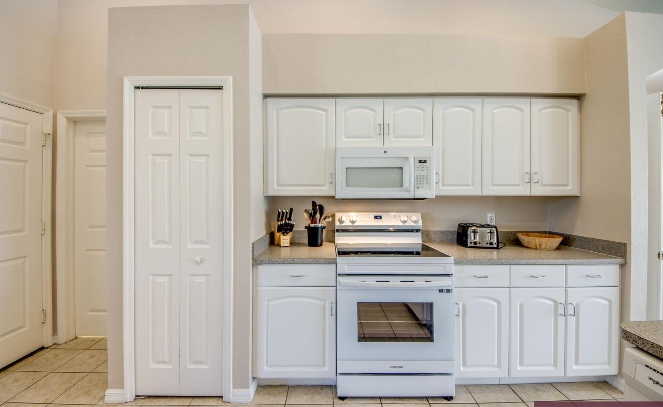 Terrasse am Kanal mit Pool, Spa und Bootsdock.