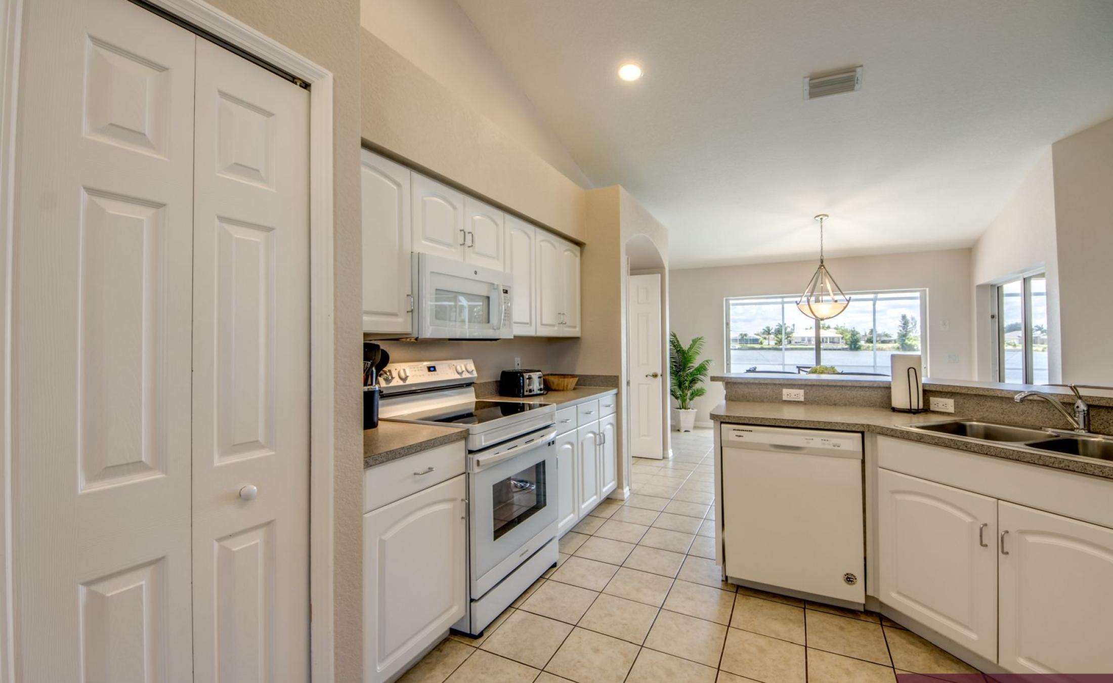 Terrasse am Kanal mit beheiztem Pool, Spa und Bootsdock.