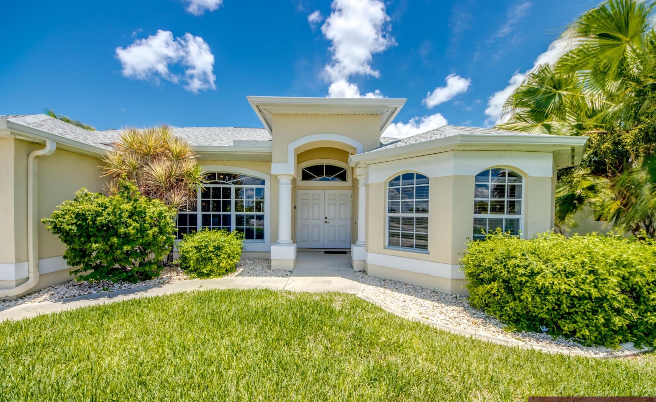 Elektrisch beheizter Pool und Spa auf der Terrasse mit Blick auf den Kanal und Bootsdock.