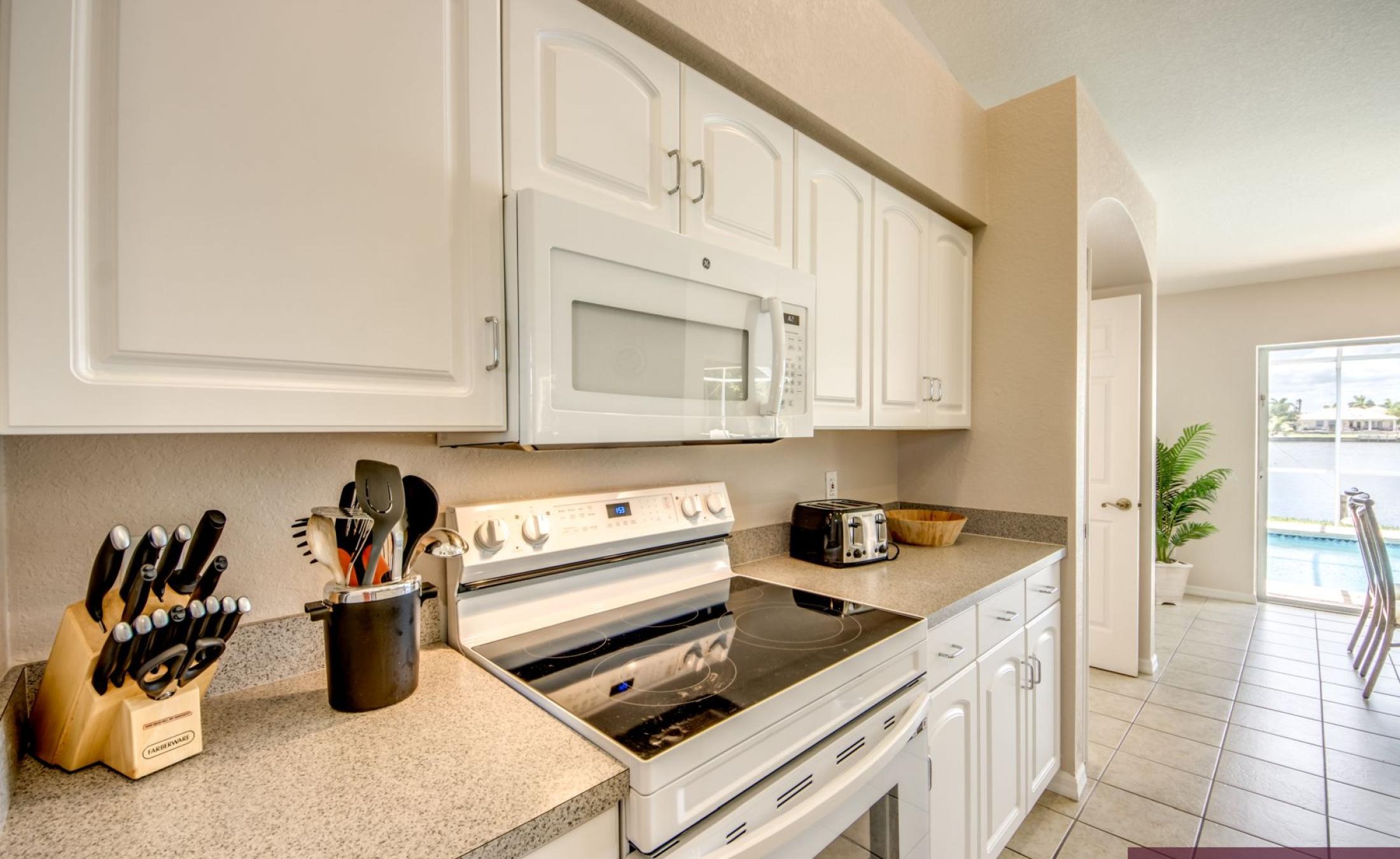 Große Terrasse mit Blick auf den Frischwasserkanal, Pool und Spa.