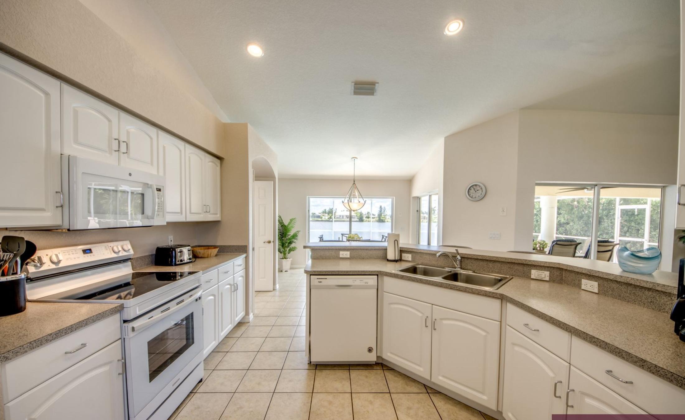 Elektrisch beheizter Pool und Spa auf der Terrasse mit Blick auf den Frischwasser-Kanal und Bootsdock.