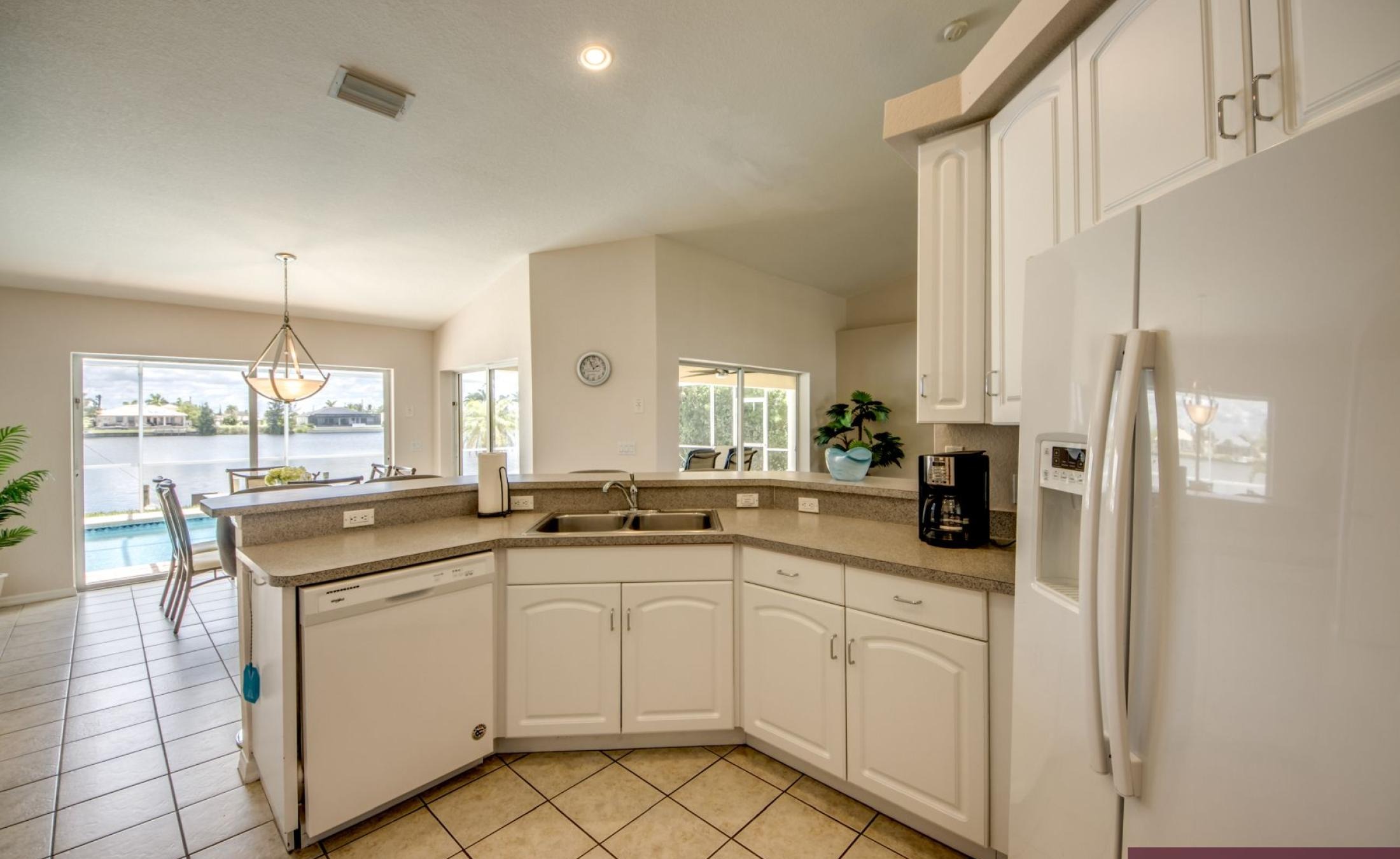 Terrasse am Kanal mit Pool, Spa und Bootsdock.