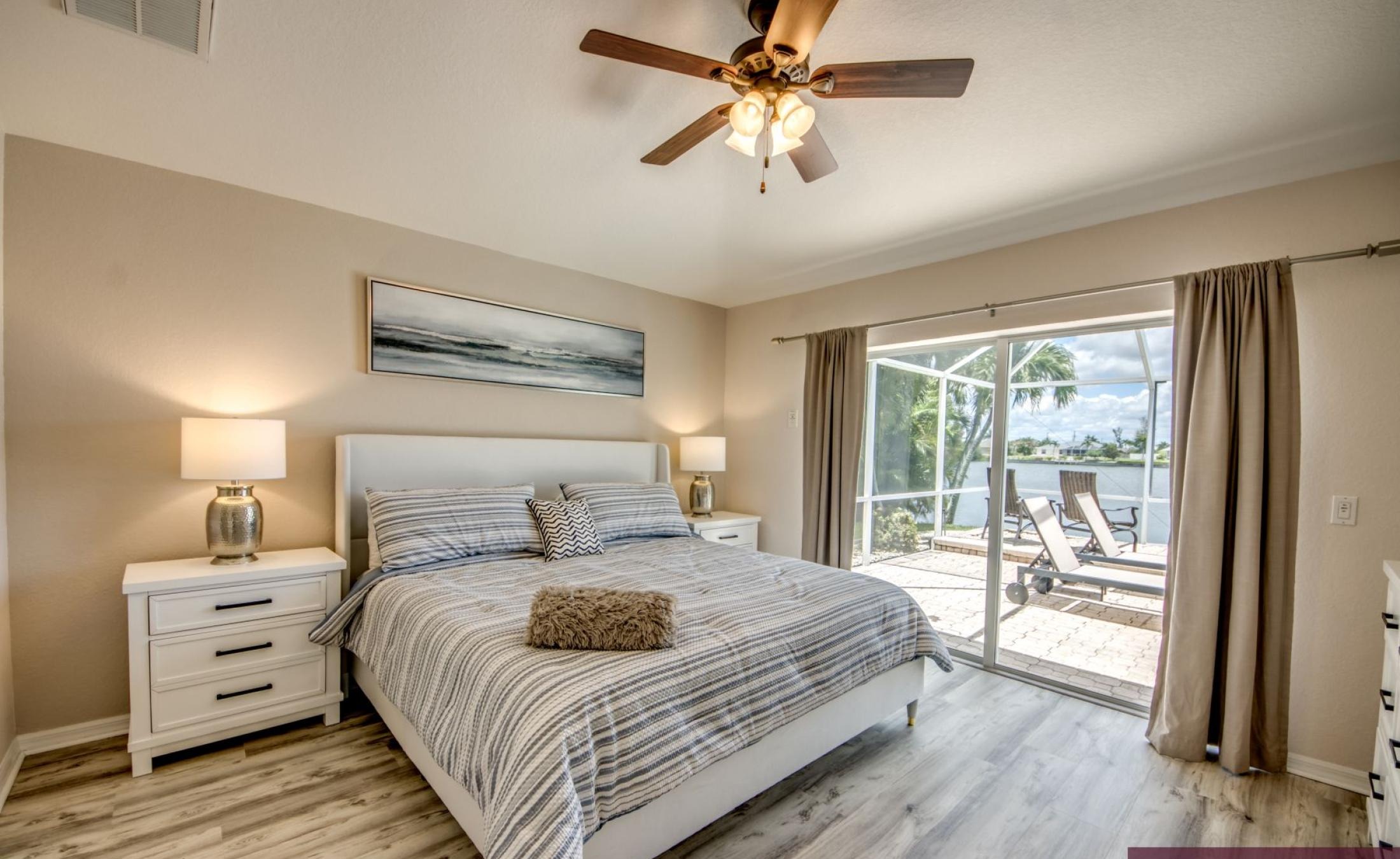 Terrasse mit elektrisch beheiztem Pool und Spa am Kanal mit Bootsdock.