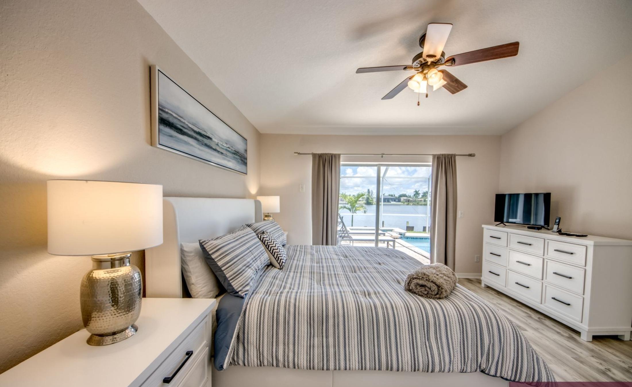 Terrasse am Kanal mit beheiztem Pool, Spa und Bootsdock.