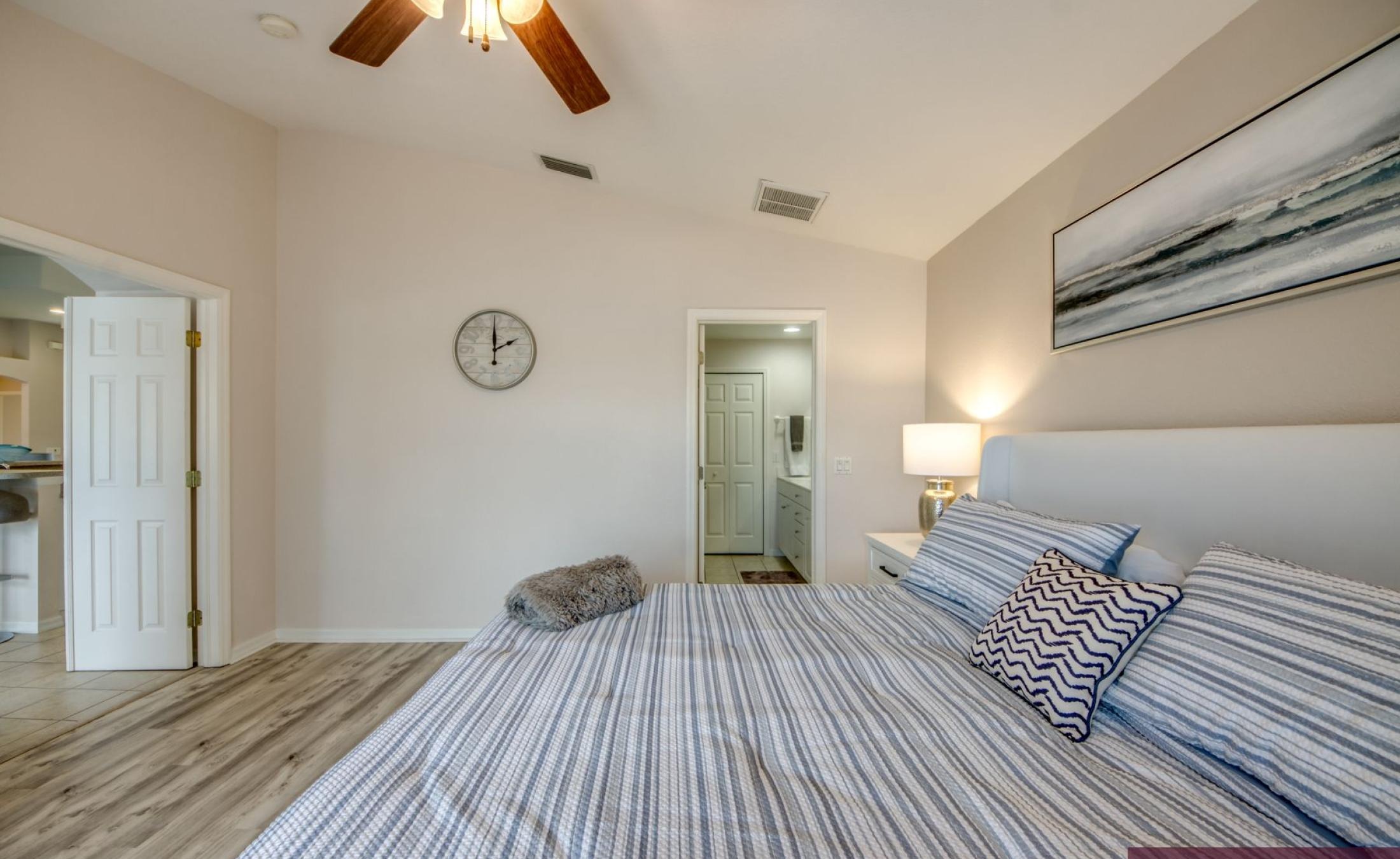 Terrasse am Kanal mit beheiztem Pool, Spa und Bootsdock.