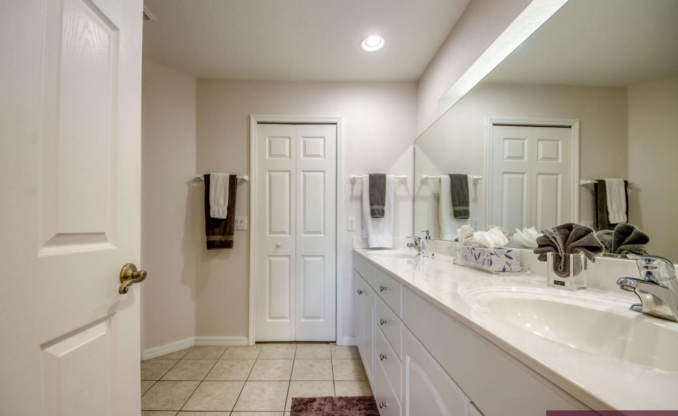 Elektrisch beheizter Pool und Spa auf der Terrasse mit Blick auf den Kanal.