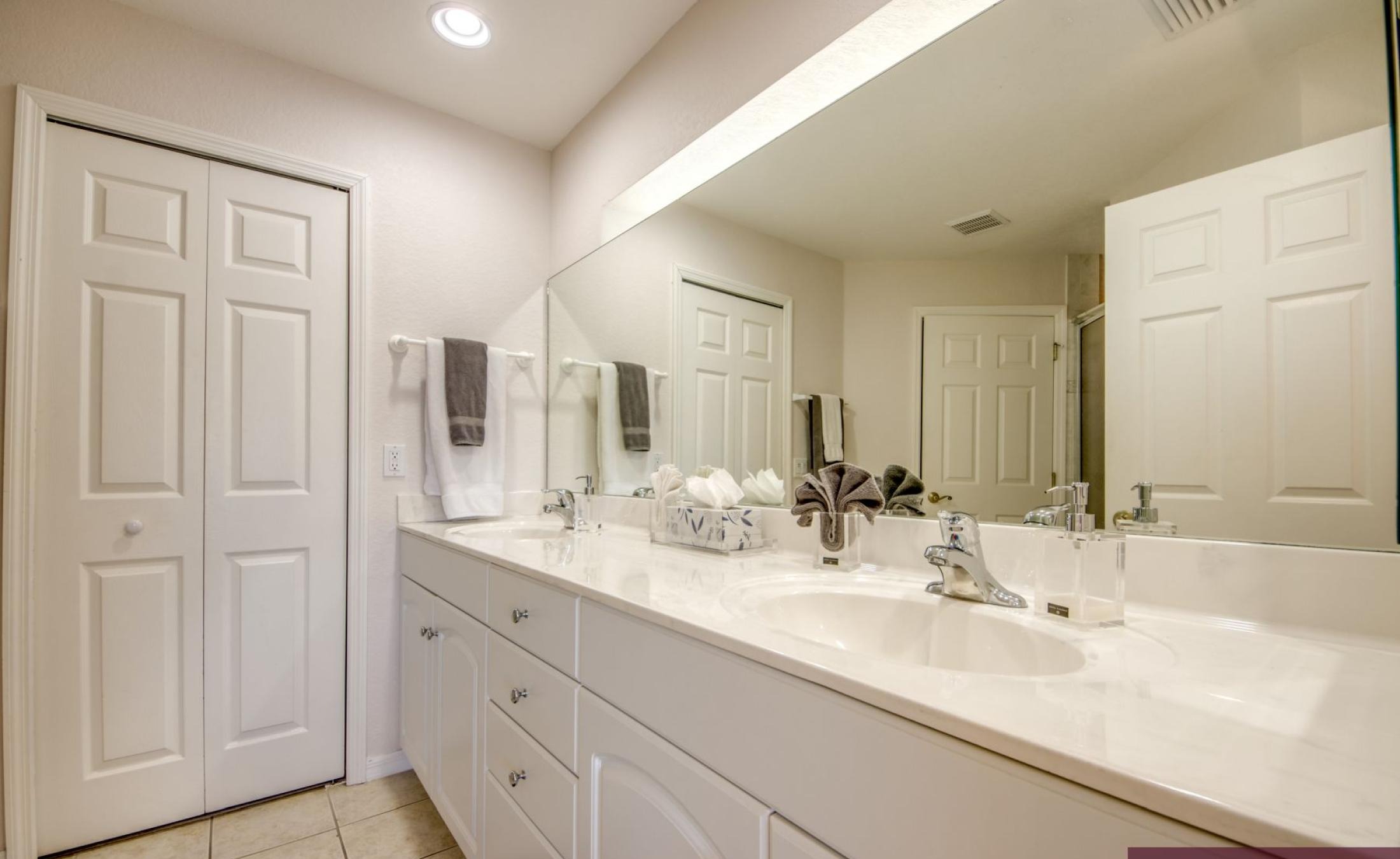 Terrasse mit beheiztem Pool und Spa am Kanal mit Bootsdock.