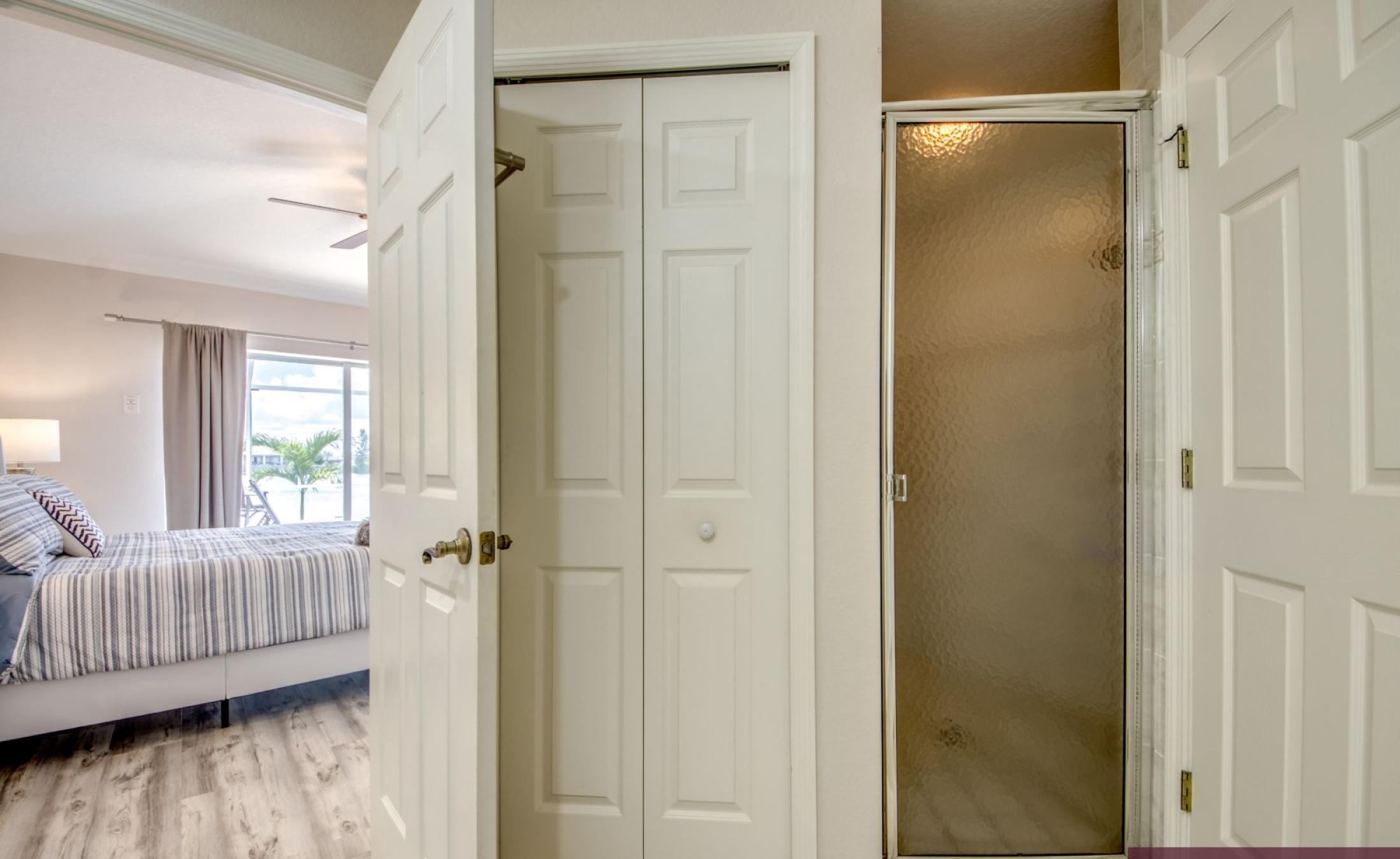 Große Terrasse mit Blick auf den Frischwasser-Kanal, Pool und Spa.