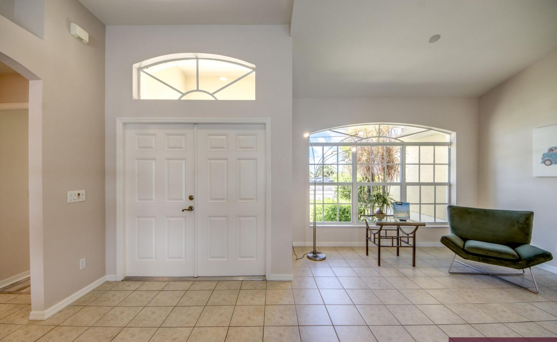 Terrasse am Kanal mit beheiztem Pool, Spa und Bootsdock.