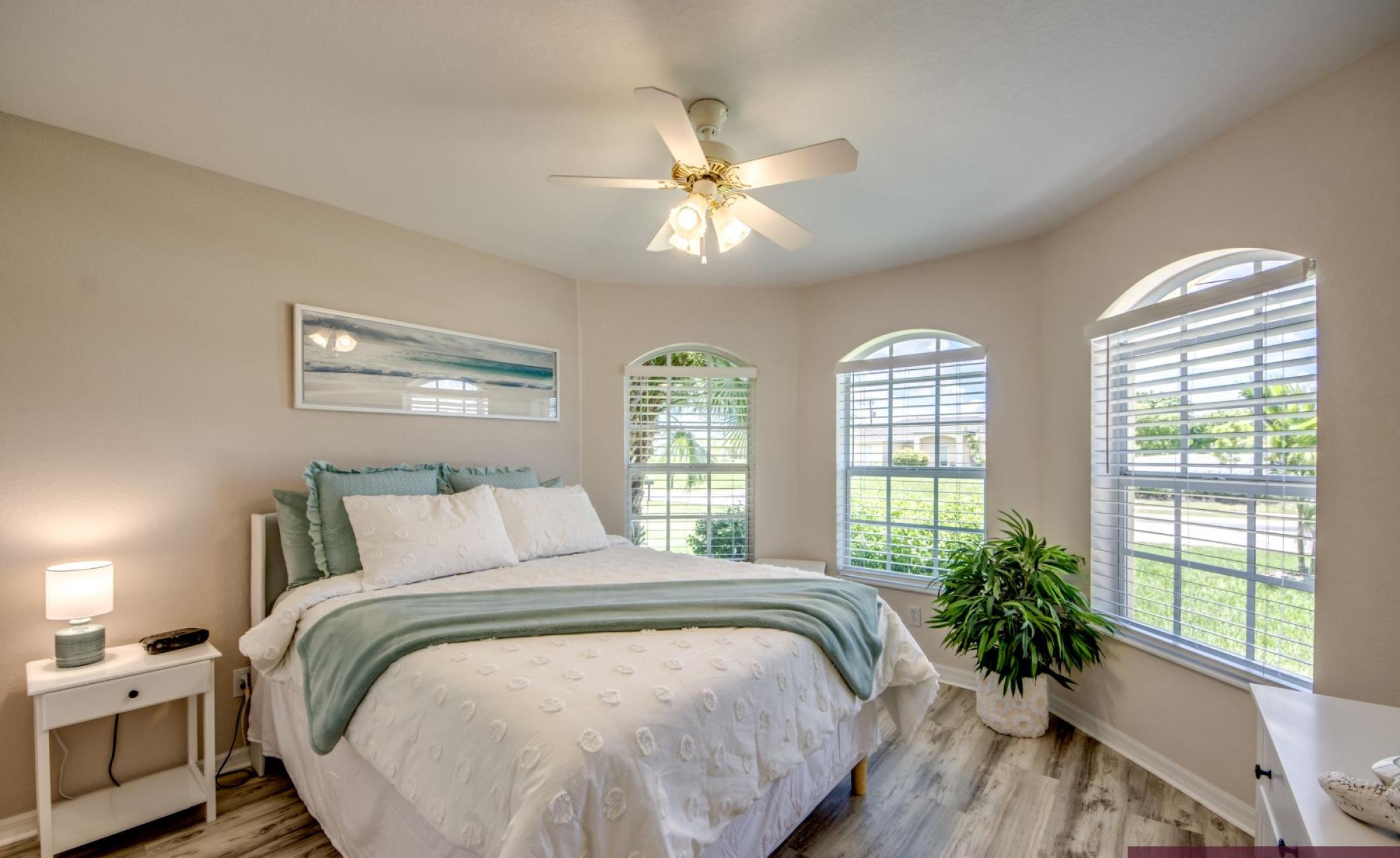 Terrasse am Kanal mit beheiztem Pool, Spa und Bootsdock.