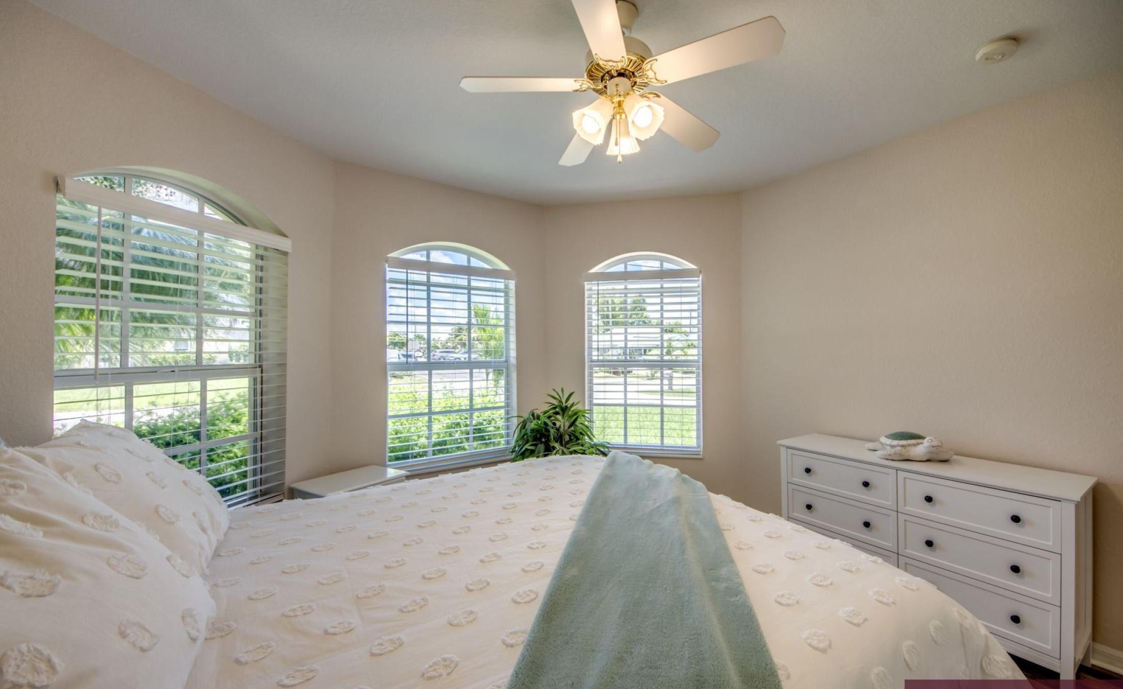 Elektrisch beheizter Pool und Spa auf der Terrasse mit Blick auf den Kanal und Bootsdock.