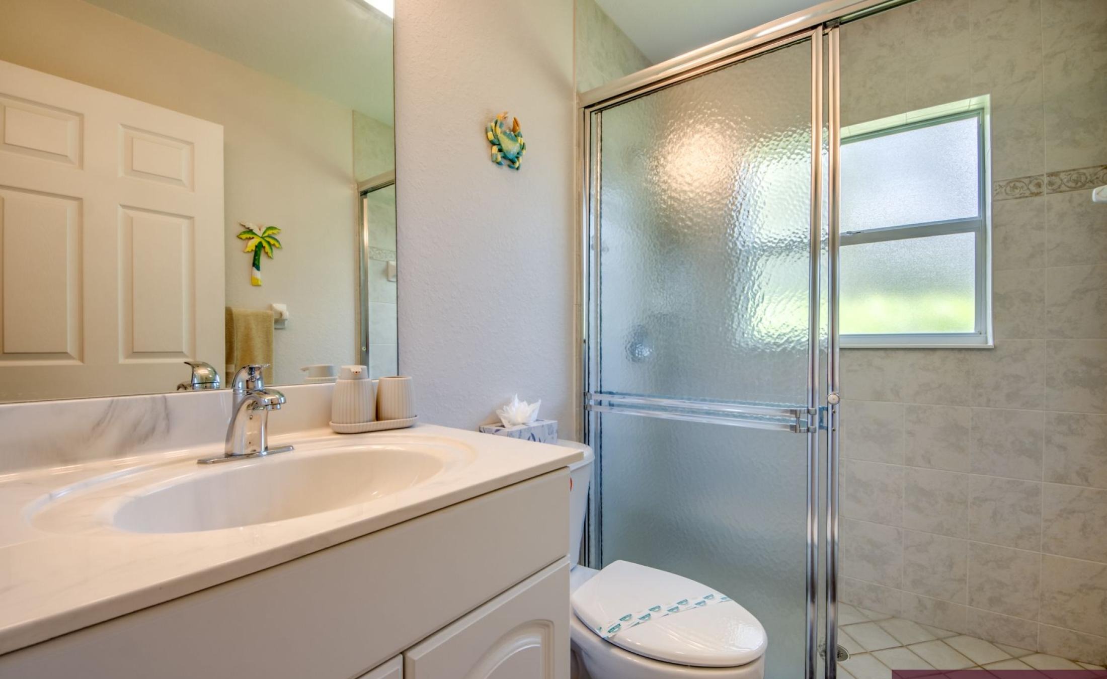 Terrasse am Kanal mit beheiztem Pool, Spa und Bootsdock.