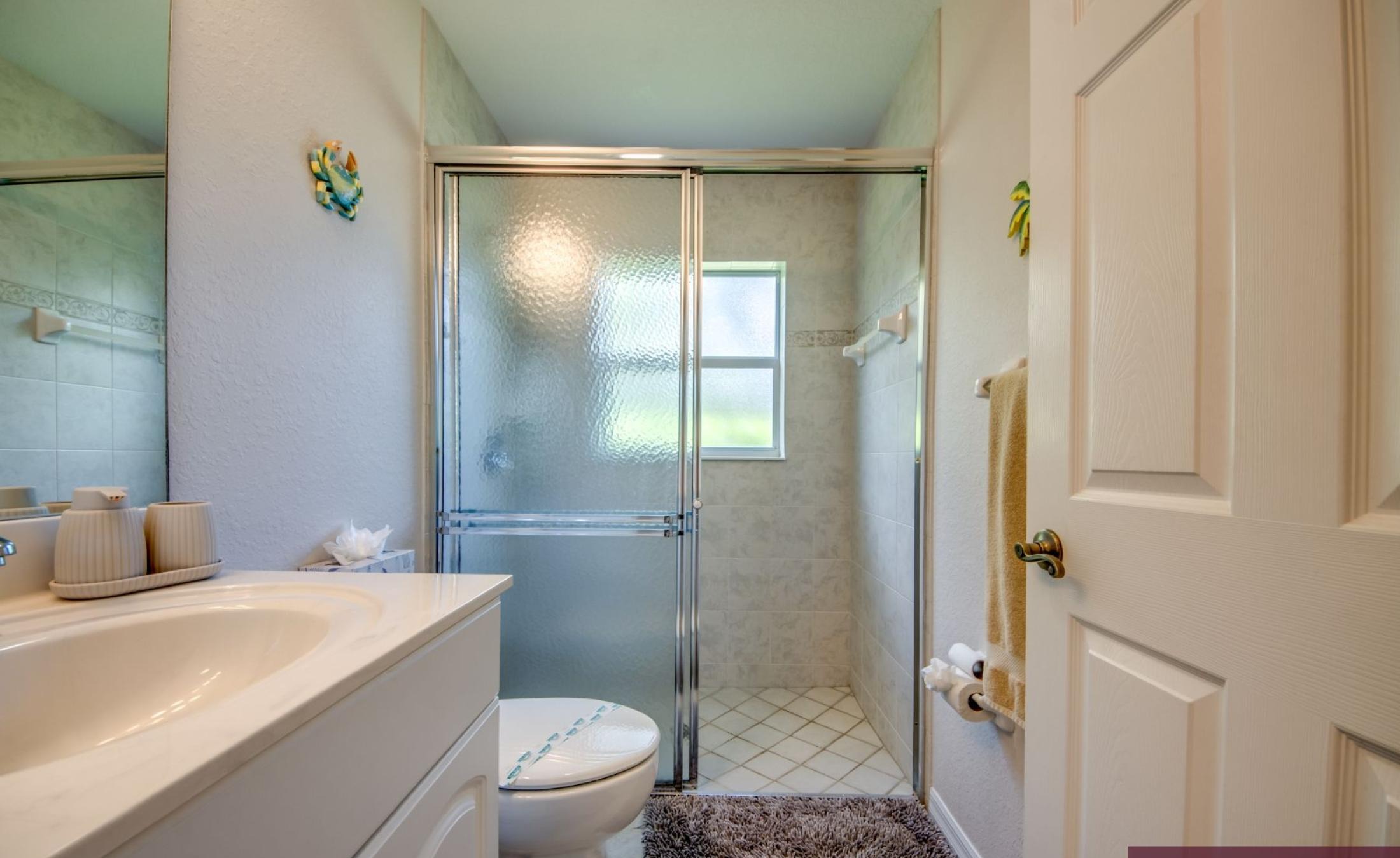 Große Terrasse am Kanal mit Blick aufs Wasser, Pool und Spa.