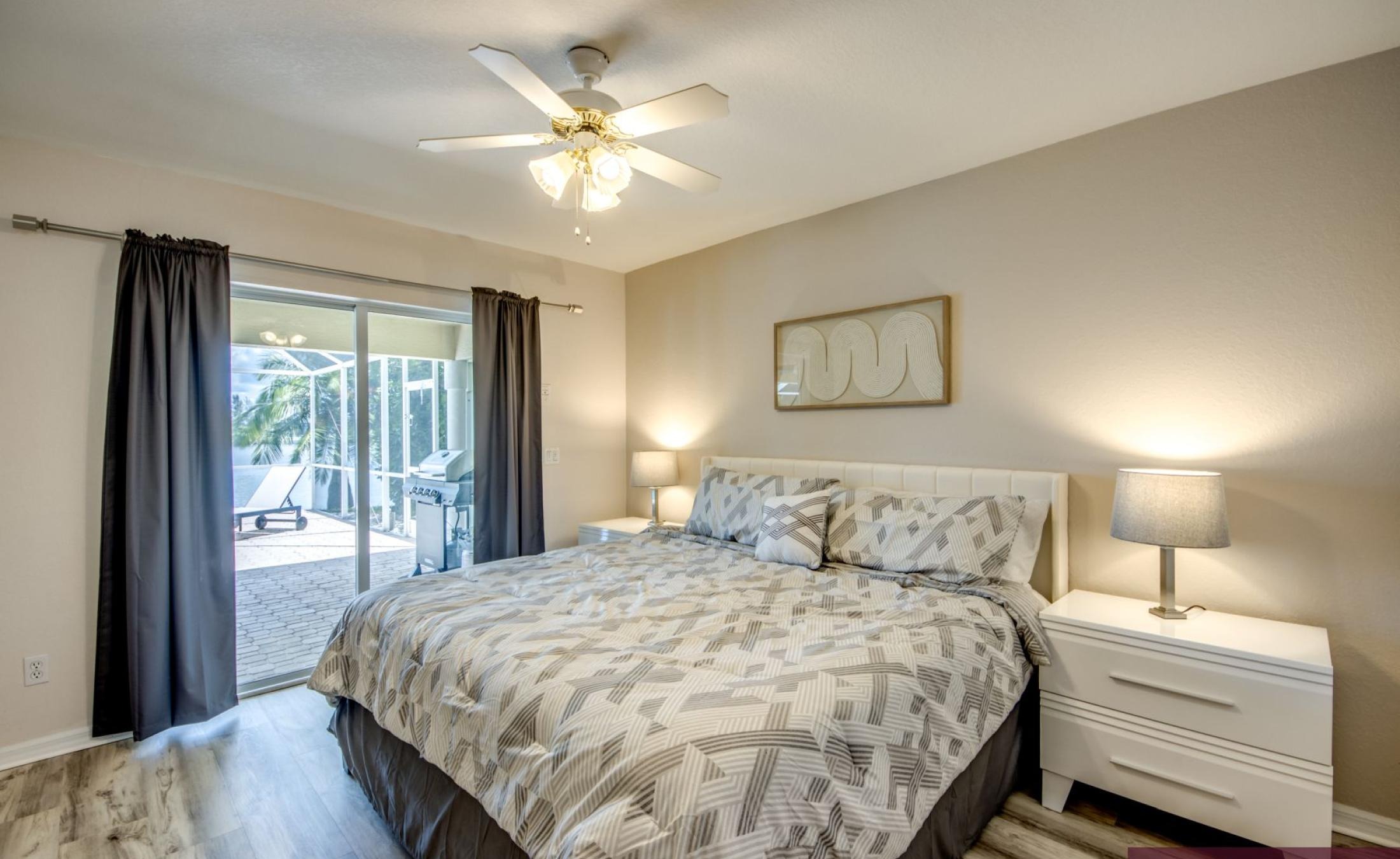 Terrasse am Kanal mit beheiztem Pool, Spa und Bootsdock.