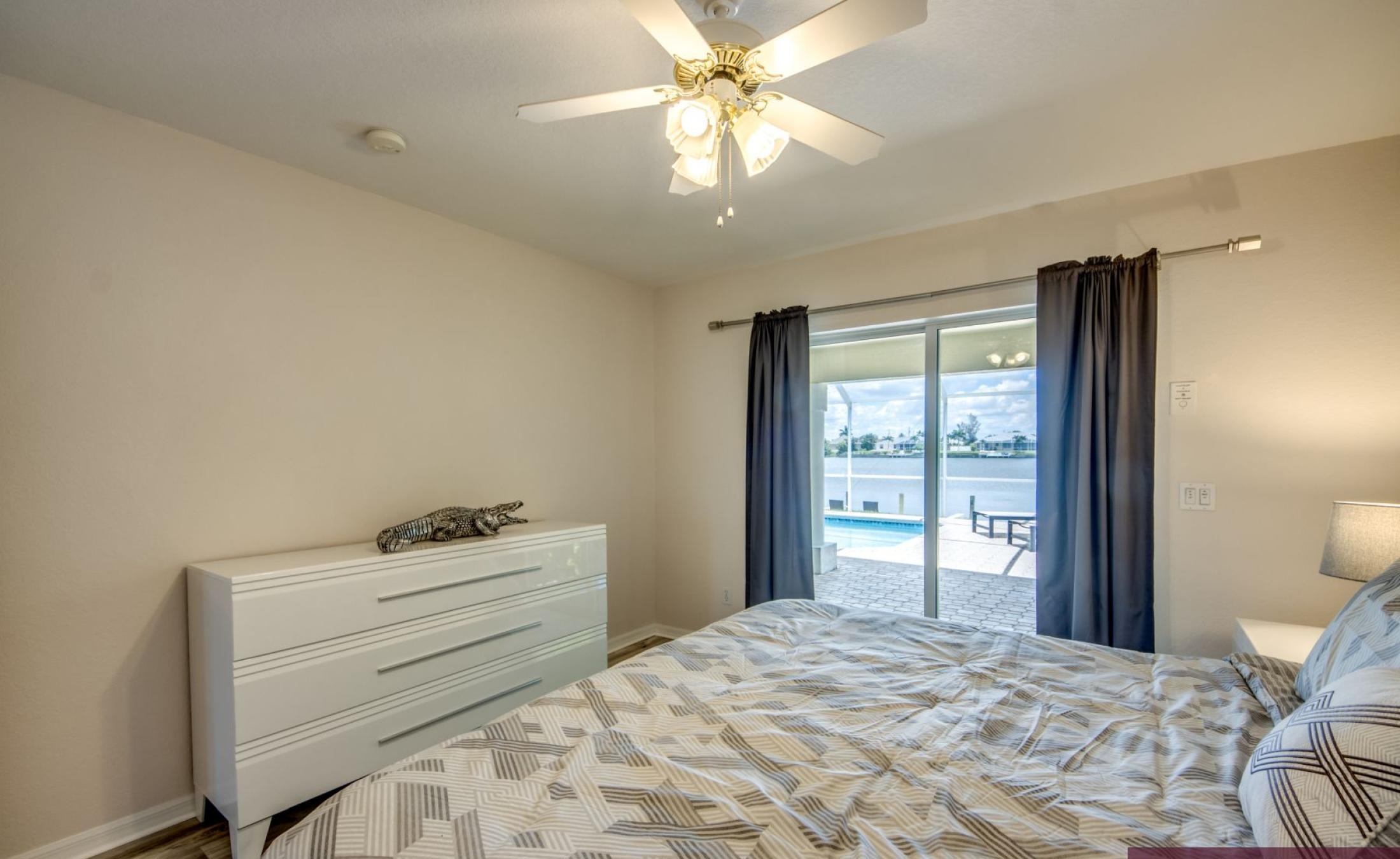 Terrasse am Kanal mit Pool, Spa und Bootsdock.