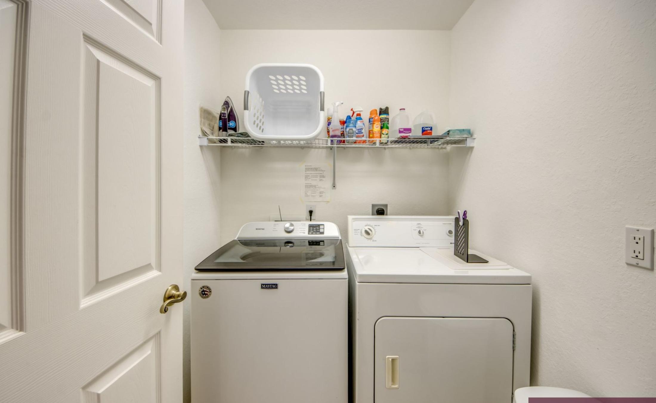 Große Terrasse mit Blick auf den Frischwasserkanal, Pool und Spa.