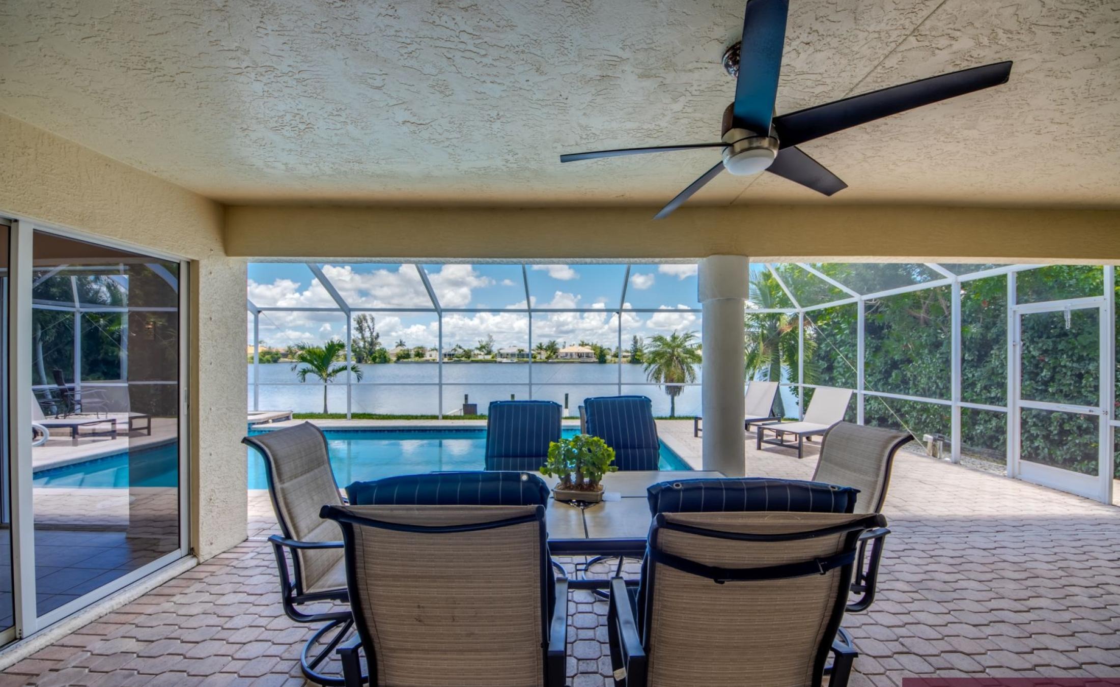 Große Terrasse am Kanal mit Pool, Spa und Bootsdock.