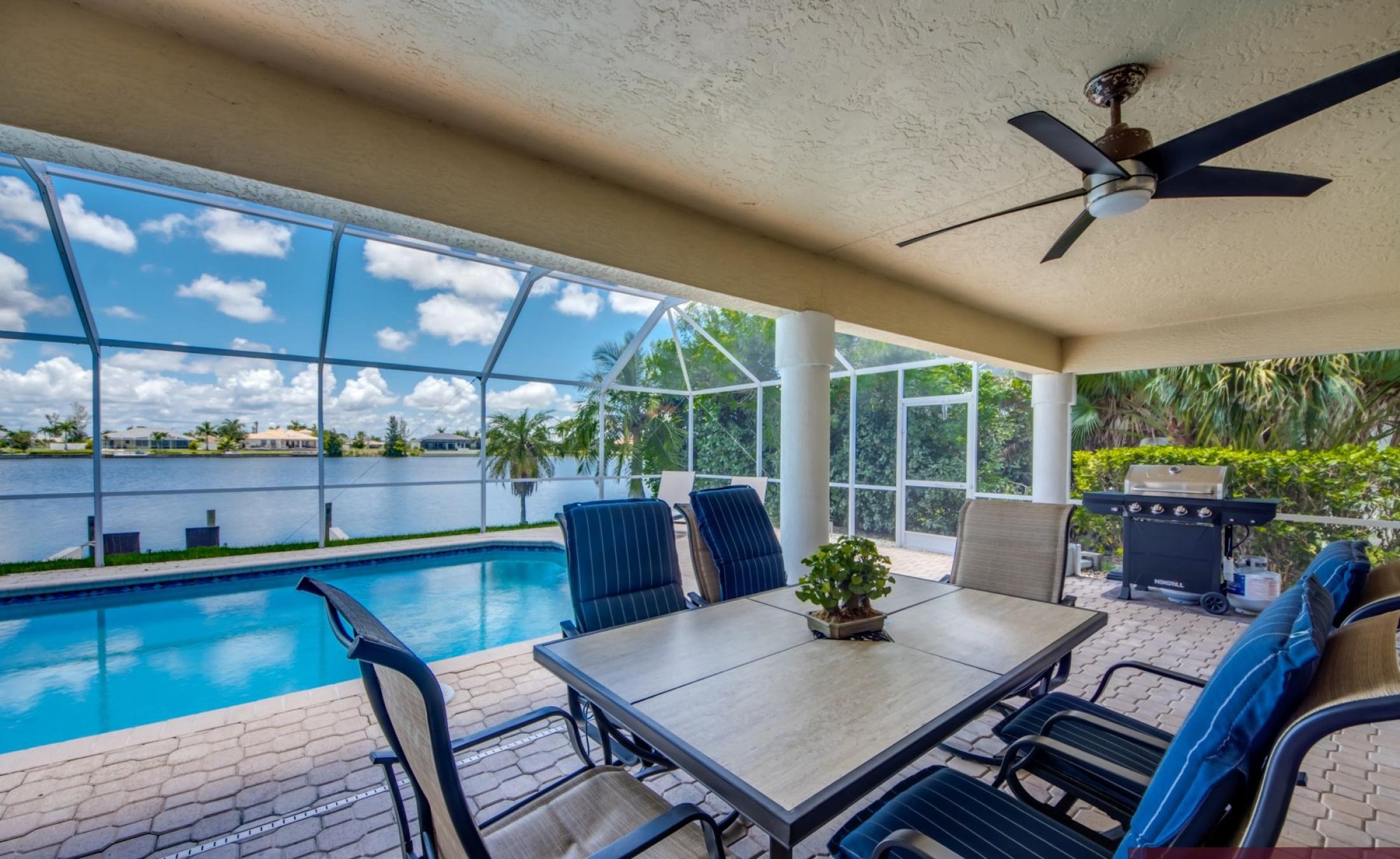 Terrasse mit Blick auf den Frischwasserkanal, Pool und Spa.
