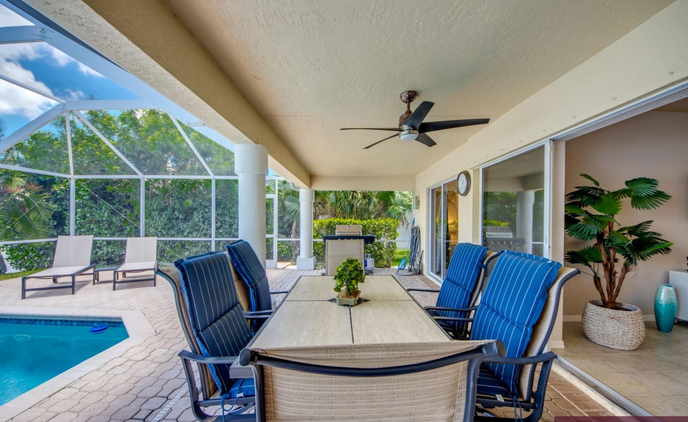 Outdoor-Terrasse am Kanal mit Pool, Spa und Bootsdock