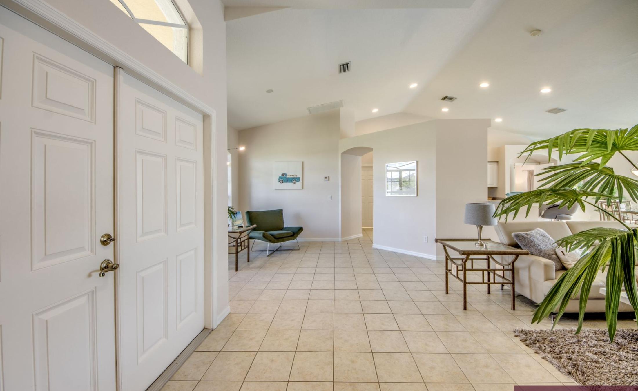 Terrasse am Kanal mit beheiztem Pool, Spa und Bootsdock.