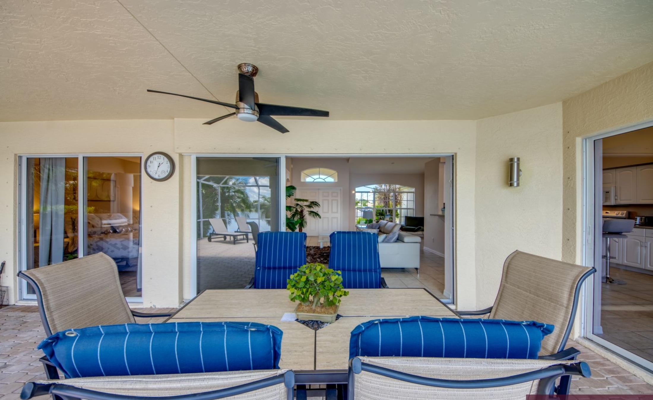 Terrasse am Kanal mit Pool, Spa und Bootsdock.