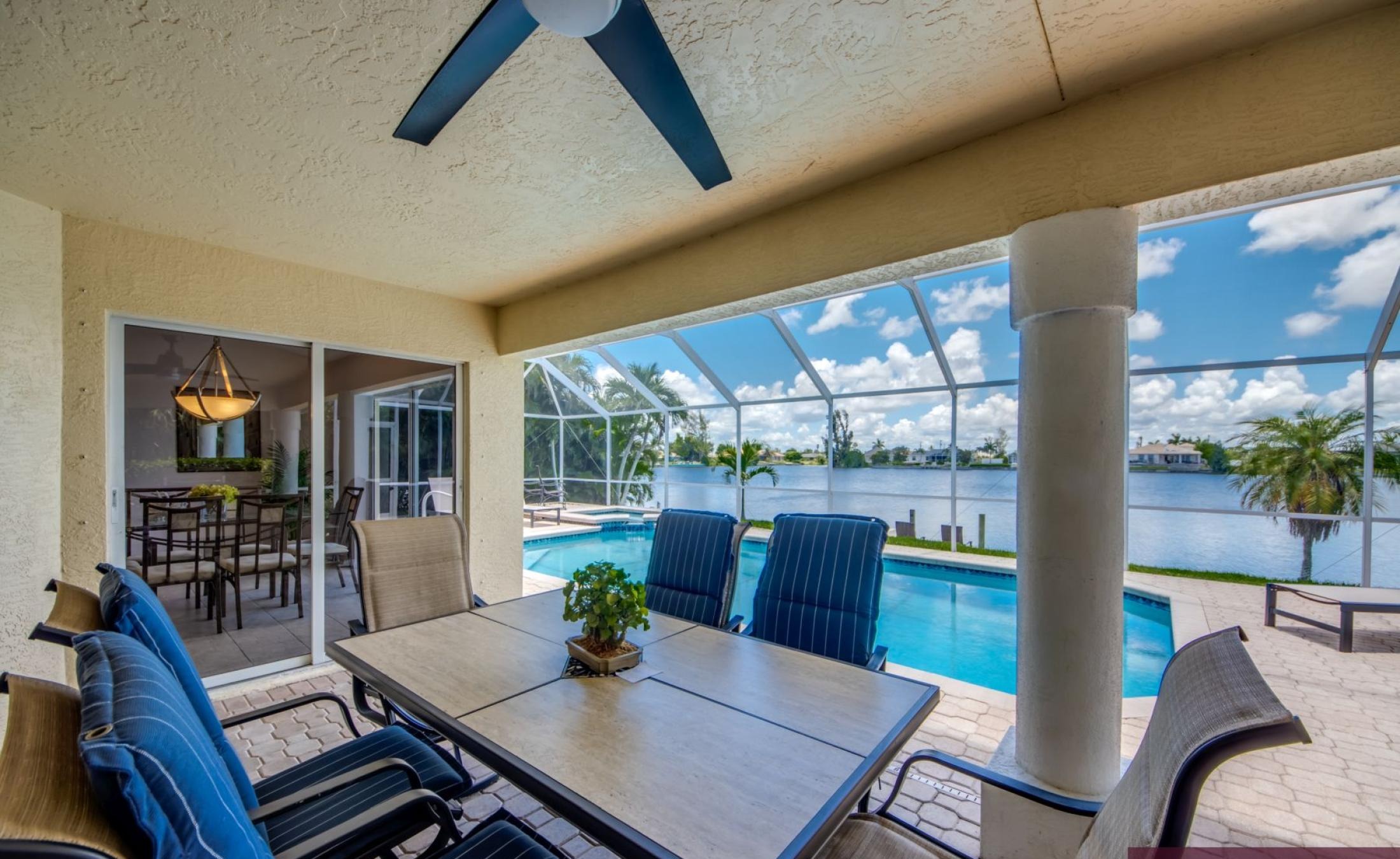 Terrasse am Kanal mit beheiztem Pool, Spa und Bootsdock.