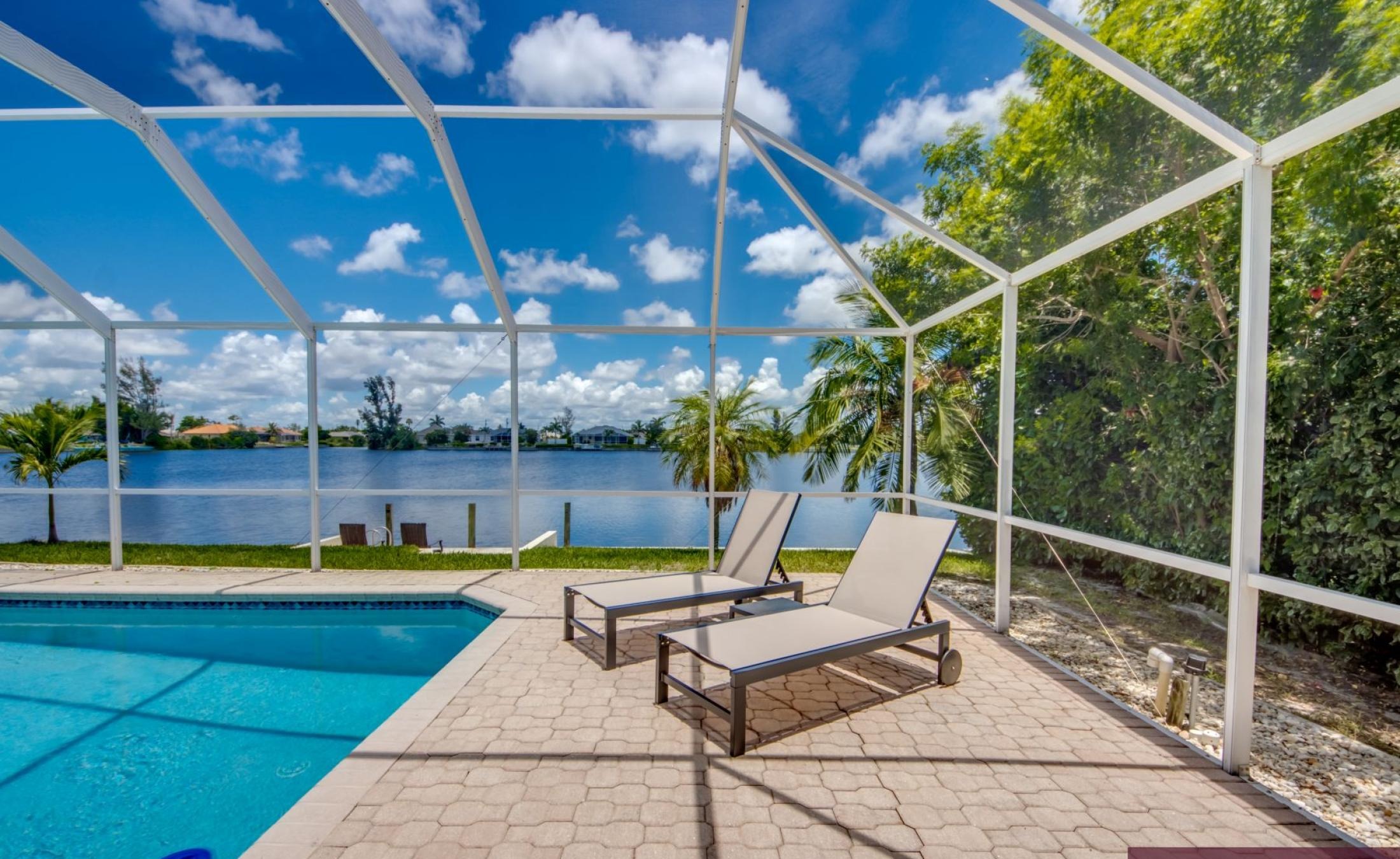 Terrasse am Kanal mit Pool, Spa und Bootsdock.