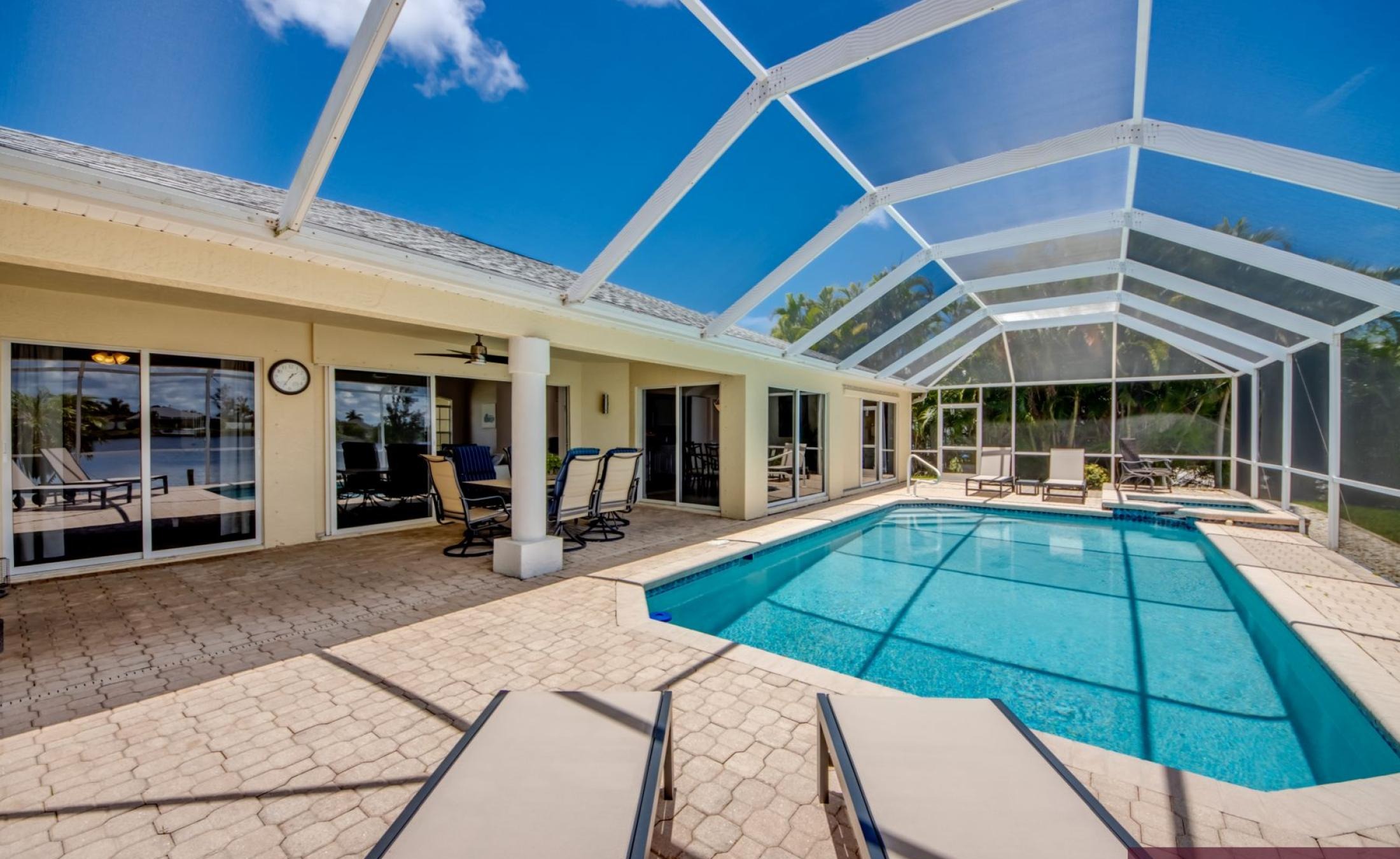 Elektrisch beheizter Pool und Spa auf der Terrasse mit Blick auf den Frischwasserkanal und Bootsdock.