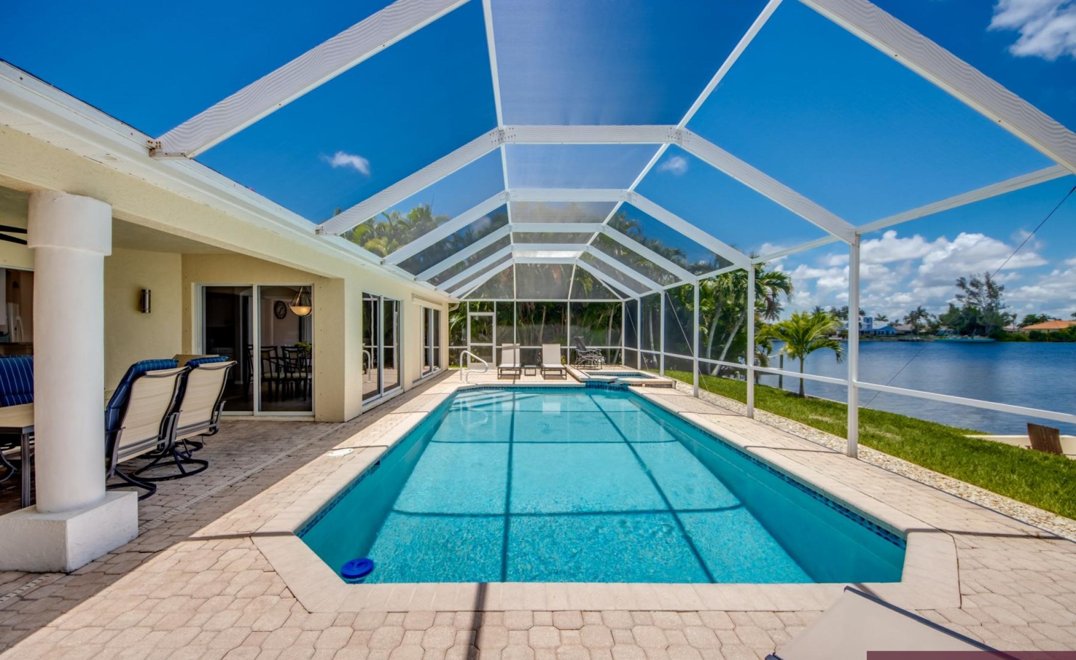 Terrasse am Kanal mit beheiztem Pool, Spa und Bootsdock.