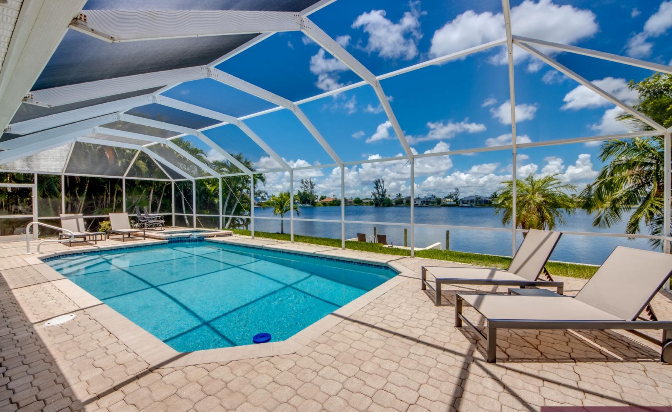 Terrasse am Kanal mit beheiztem Pool, Spa und Bootsdock.