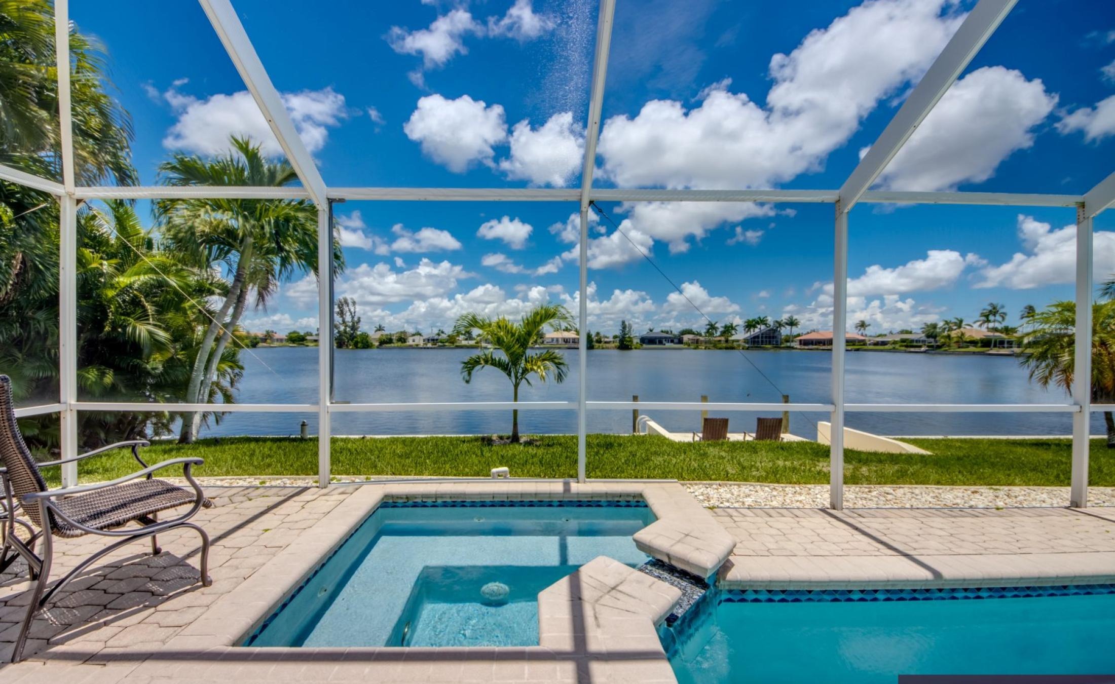 Terrasse am Frischwasserkanal mit Bootsdock, Pool und Spa.