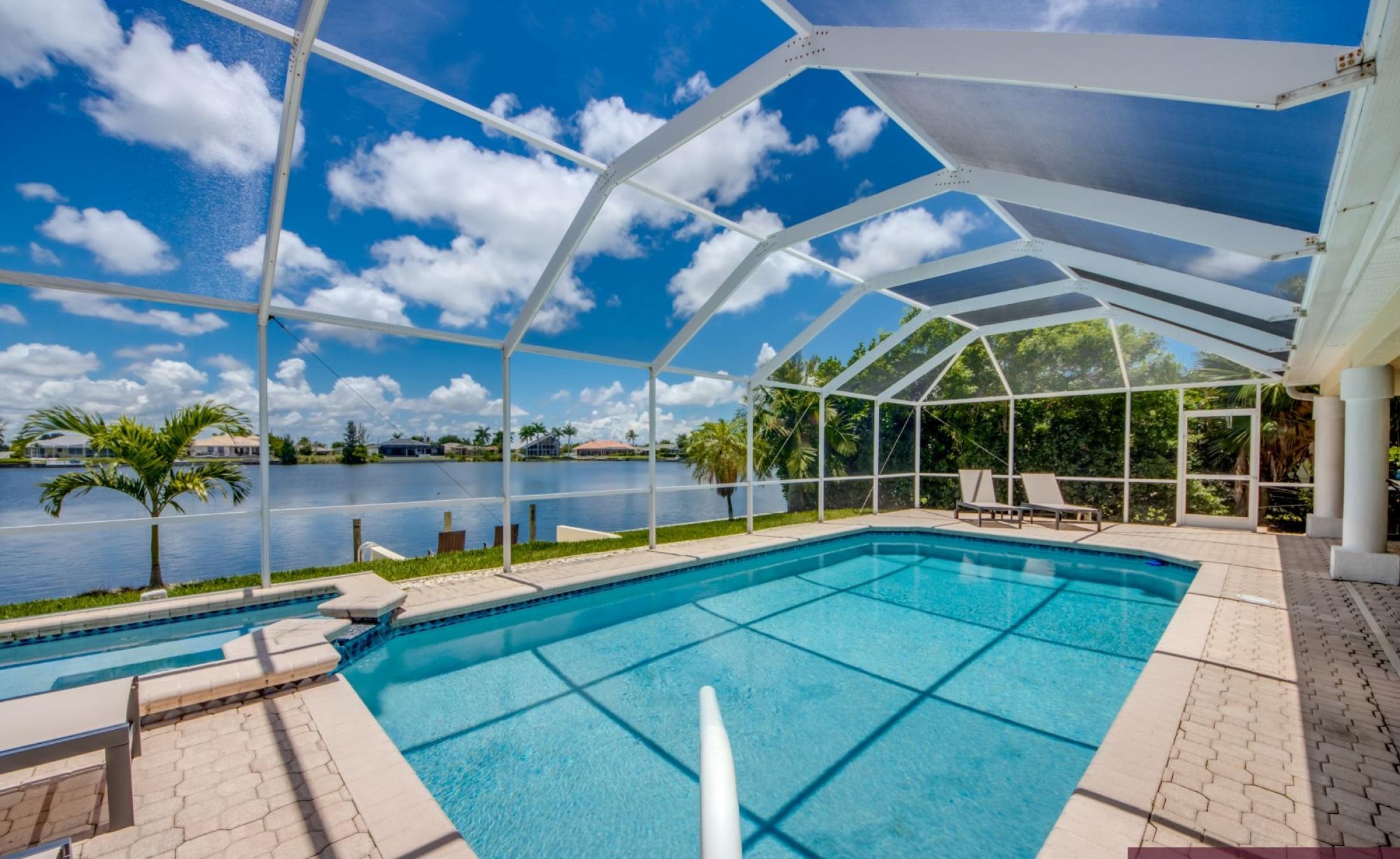 Terrasse am Frischwasserkanal mit Bootsdock, Pool und Spa.