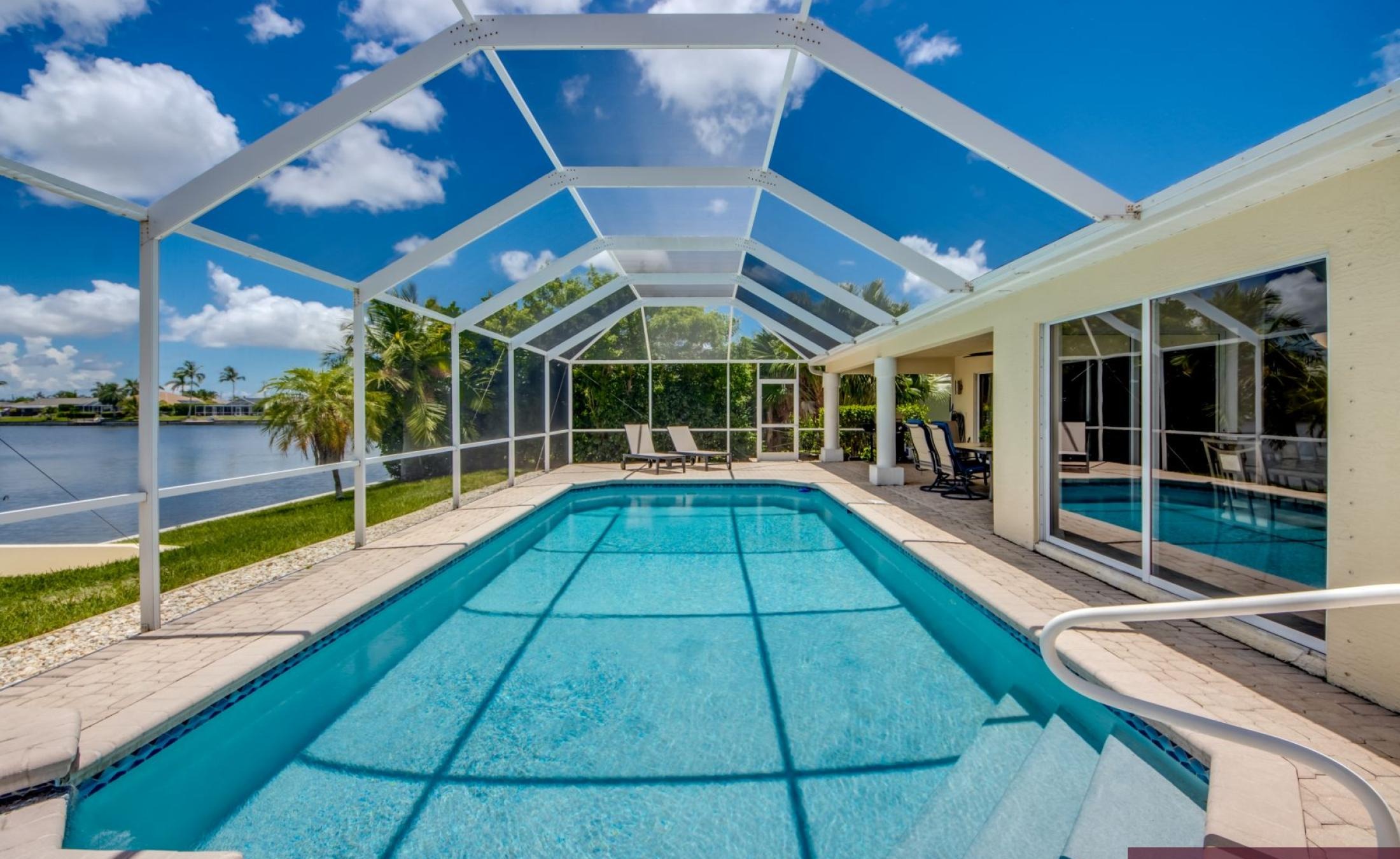 Terrasse mit beheiztem Pool und Spa am Kanal mit Bootsdock.