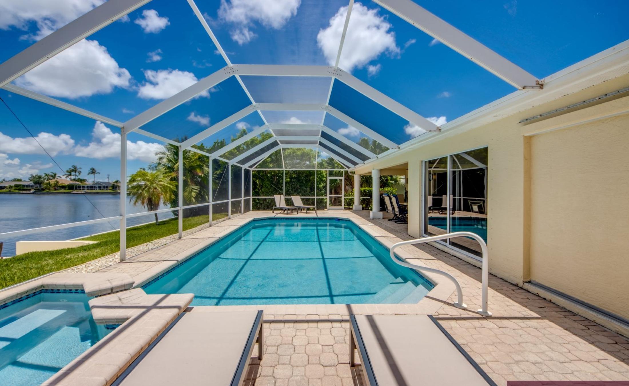 Terrasse am Kanal mit beheiztem Pool, Spa und Bootsdock.