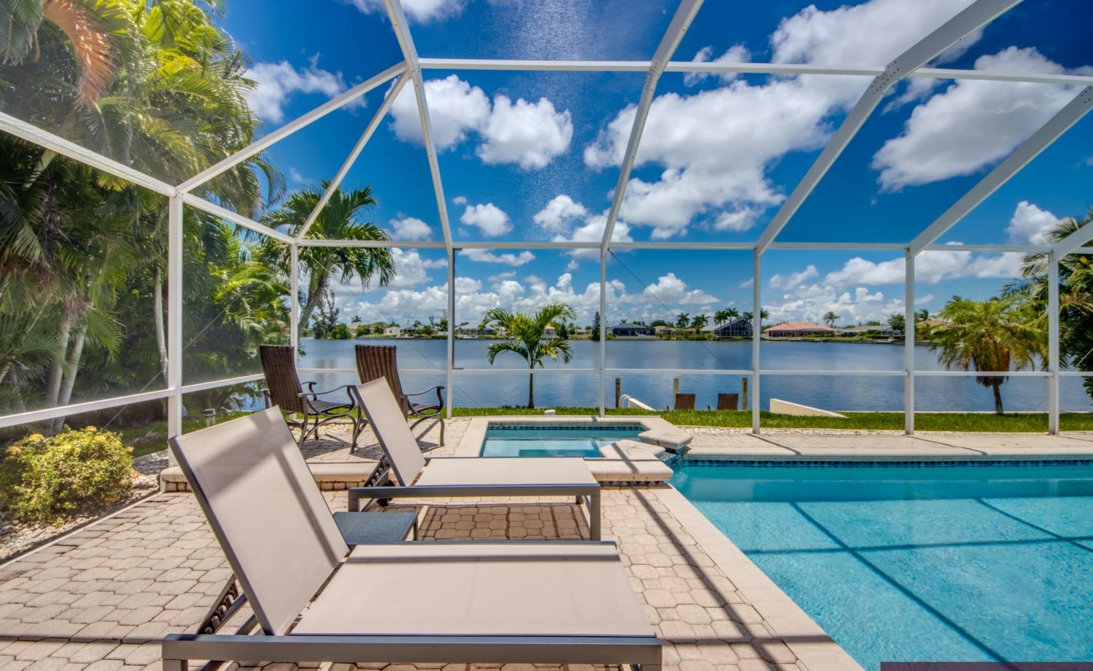 Terrasse am Kanal mit beheiztem Pool, Spa und Bootsdock.