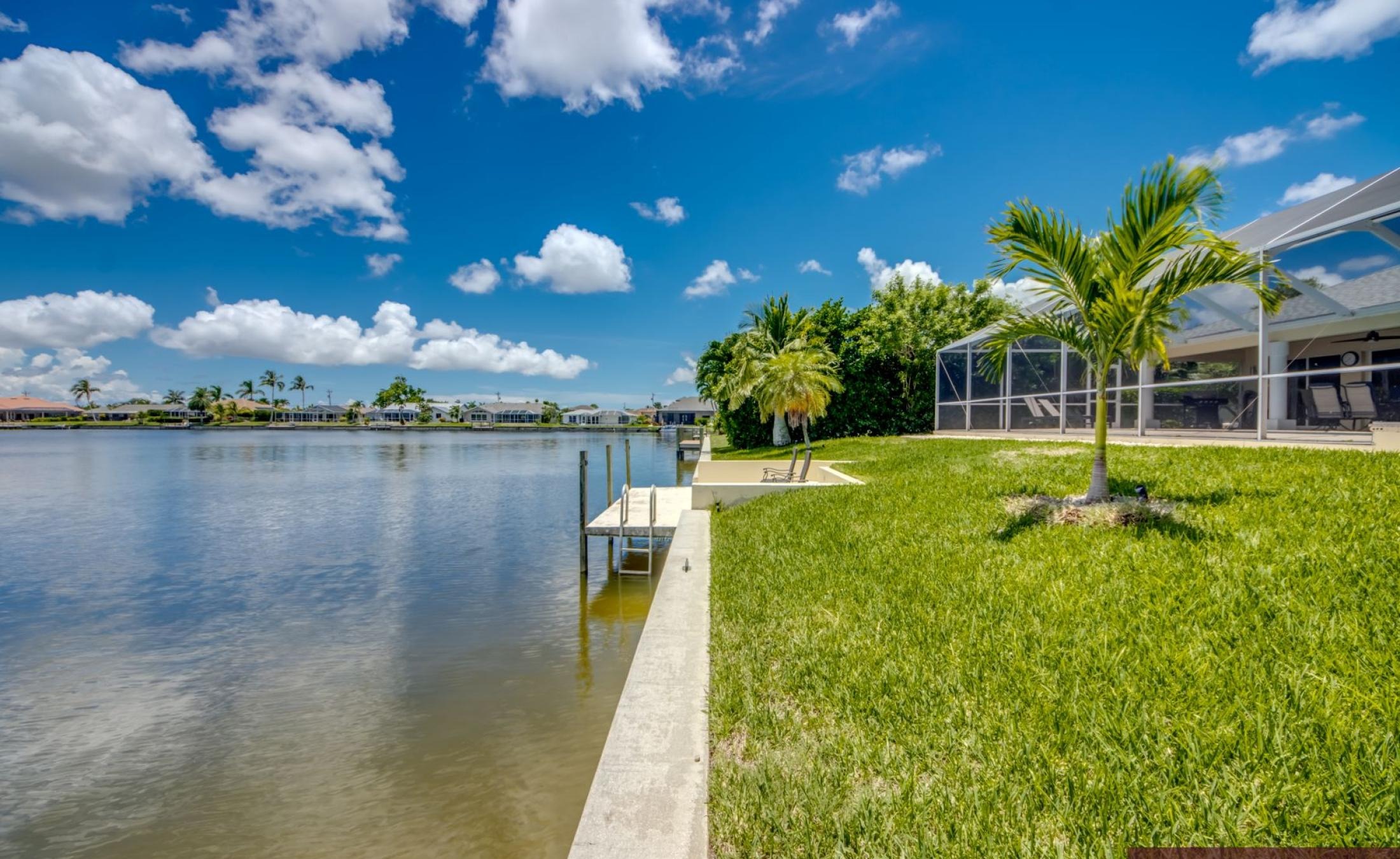 Terrasse am Kanal mit beheiztem Pool, Spa und Bootsdock.