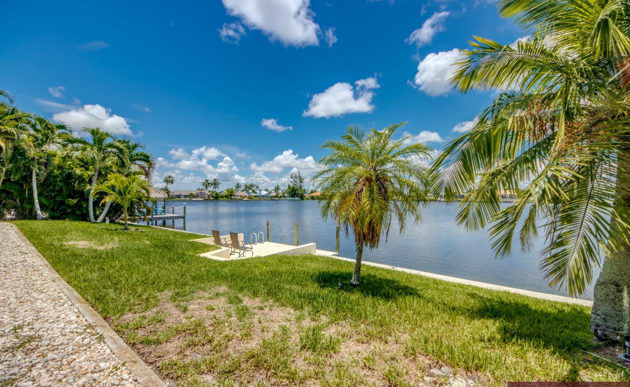 Terrasse am Kanal mit Bootsdock, Pool und Spa.