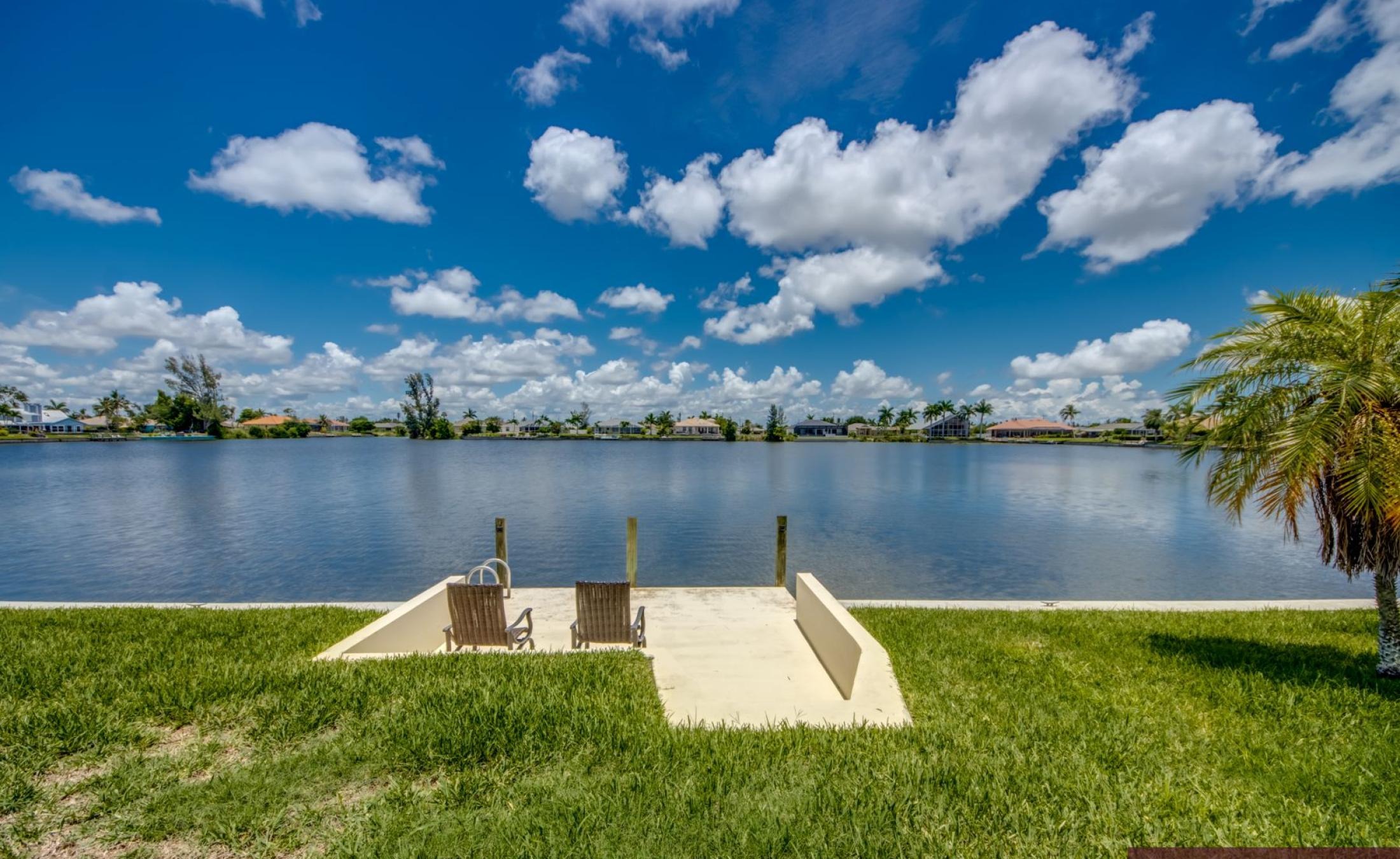 Terrasse mit Blick auf den Frischwasserkanal, Pool und Spa.