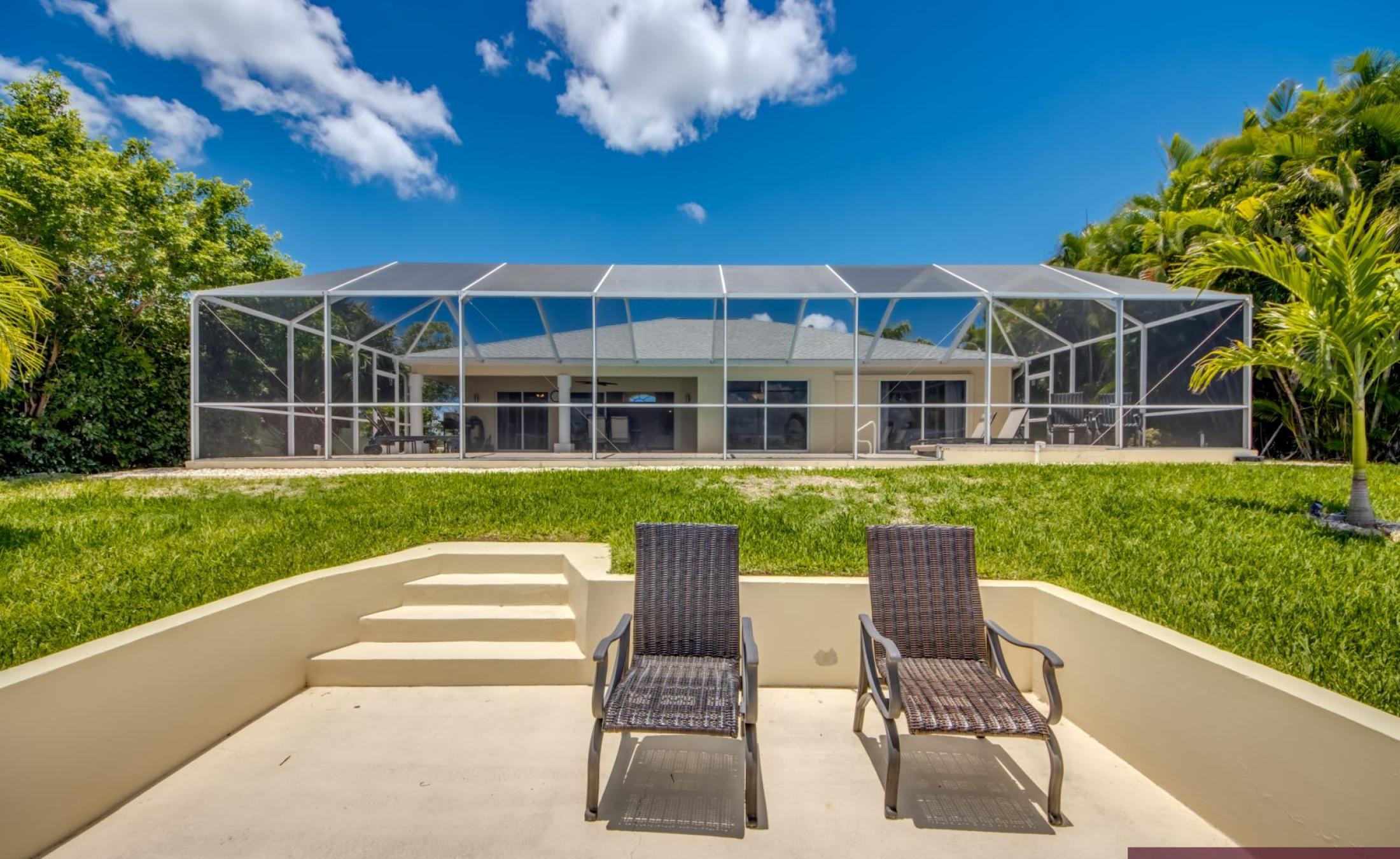 Terrasse am Kanal mit Blick aufs Wasser und Bootsdock.