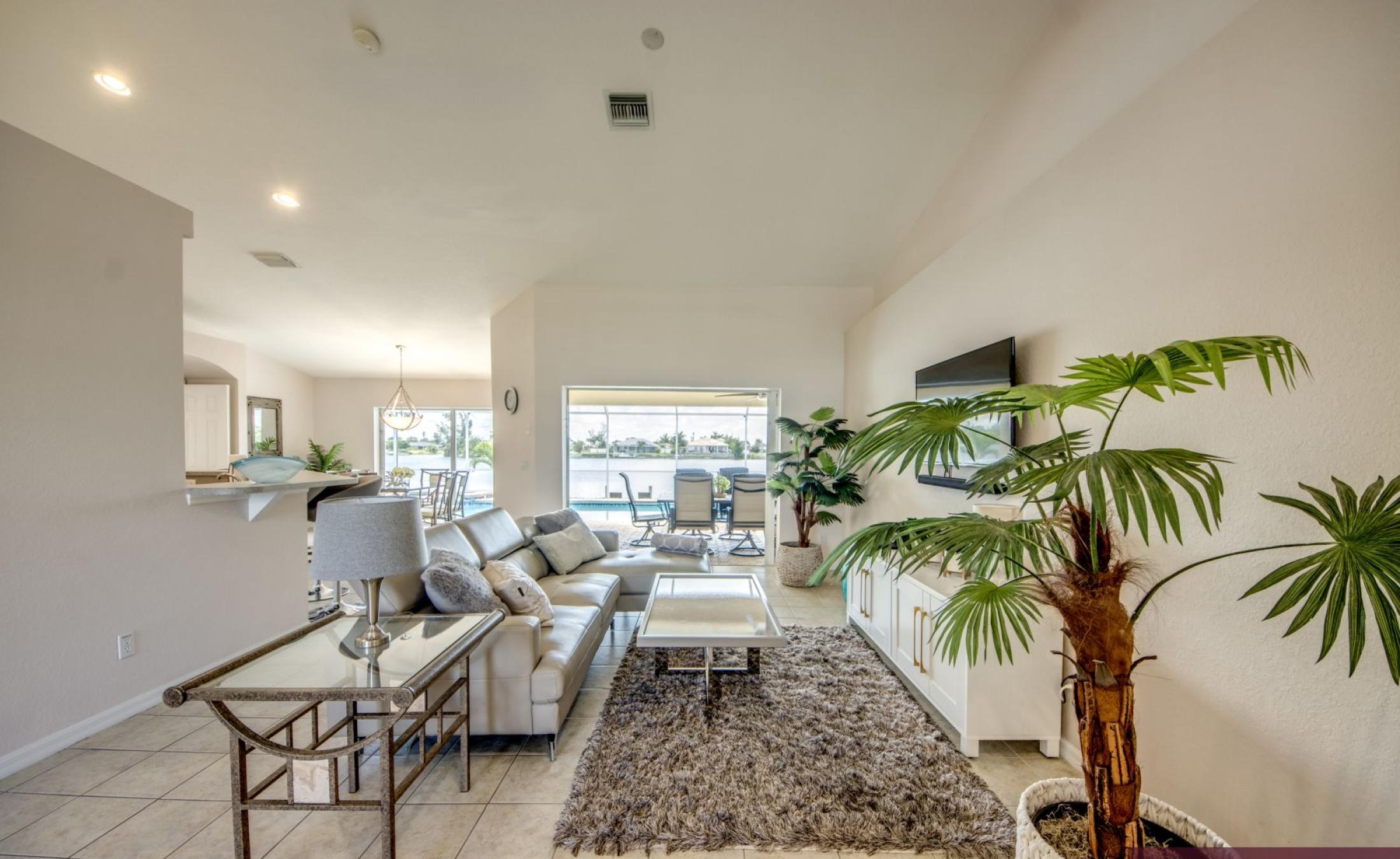 Elektrisch beheizter Pool und Spa auf der Terrasse mit Blick auf den Frischwasserkanal und Bootsdock.