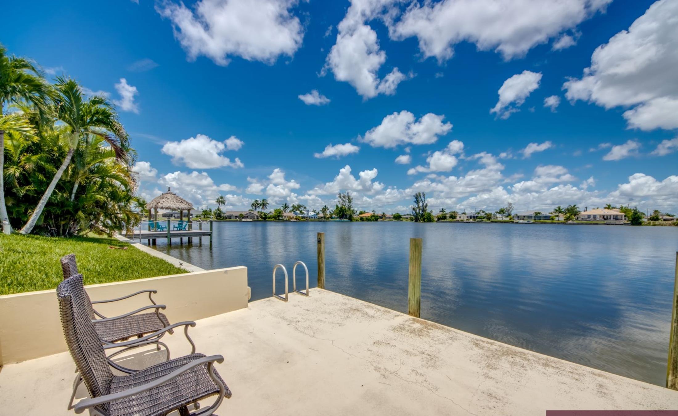 Terrasse am Kanal mit beheiztem Pool, Spa und Bootsdock
